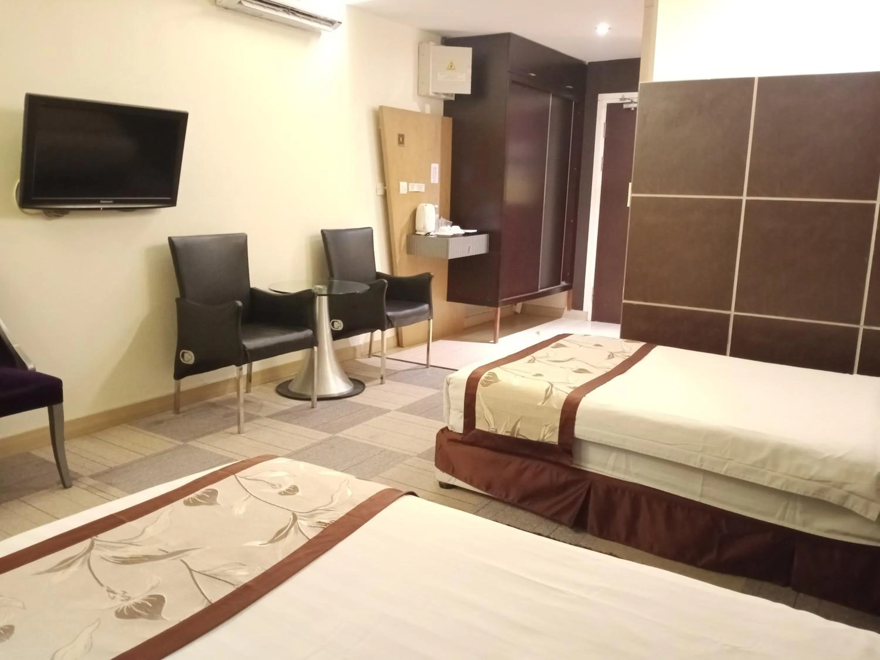 Photo of the whole room, Bed in Shervinton Executive Boutique Hotel