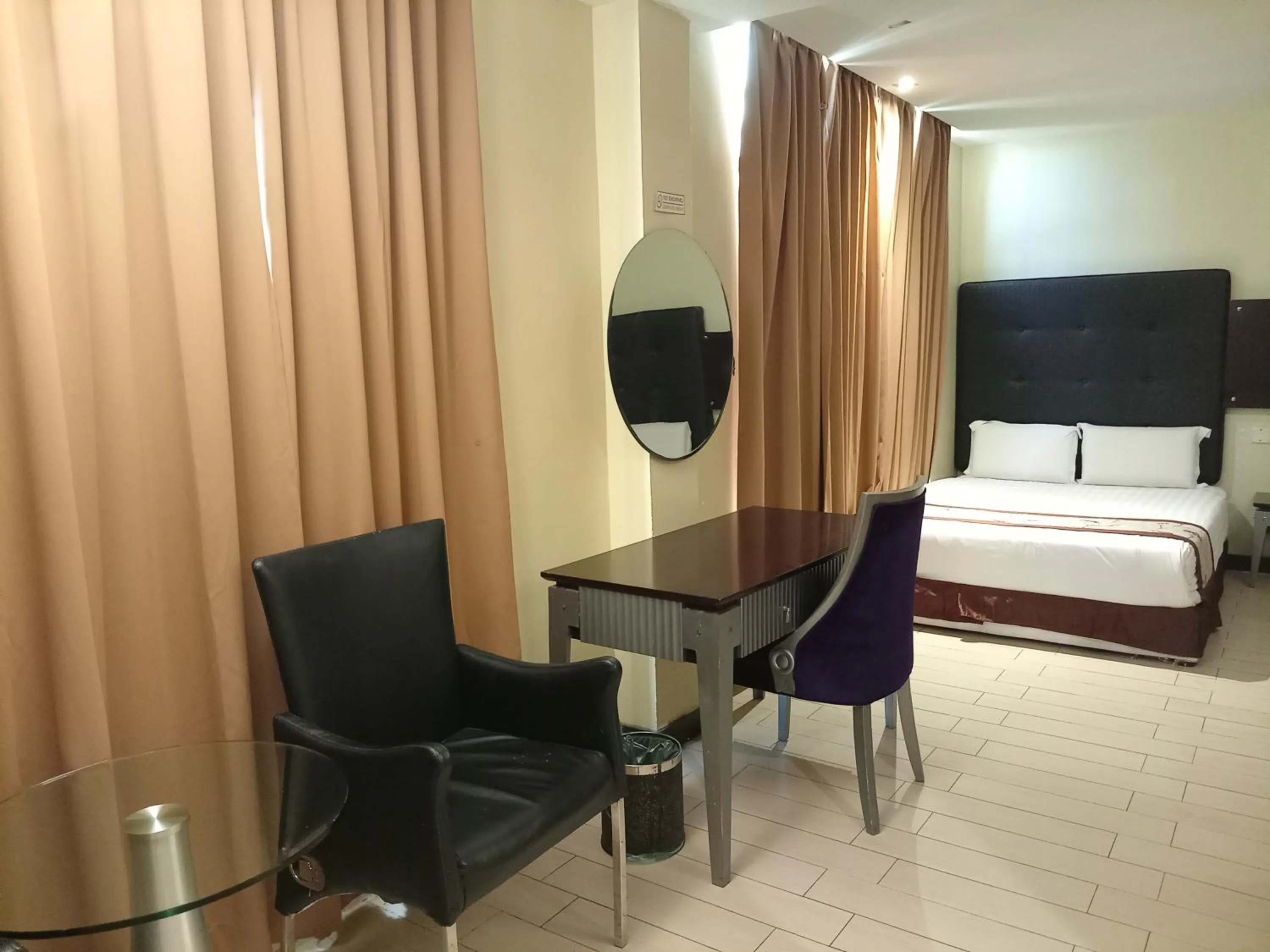 Seating area, Bed in Shervinton Executive Boutique Hotel