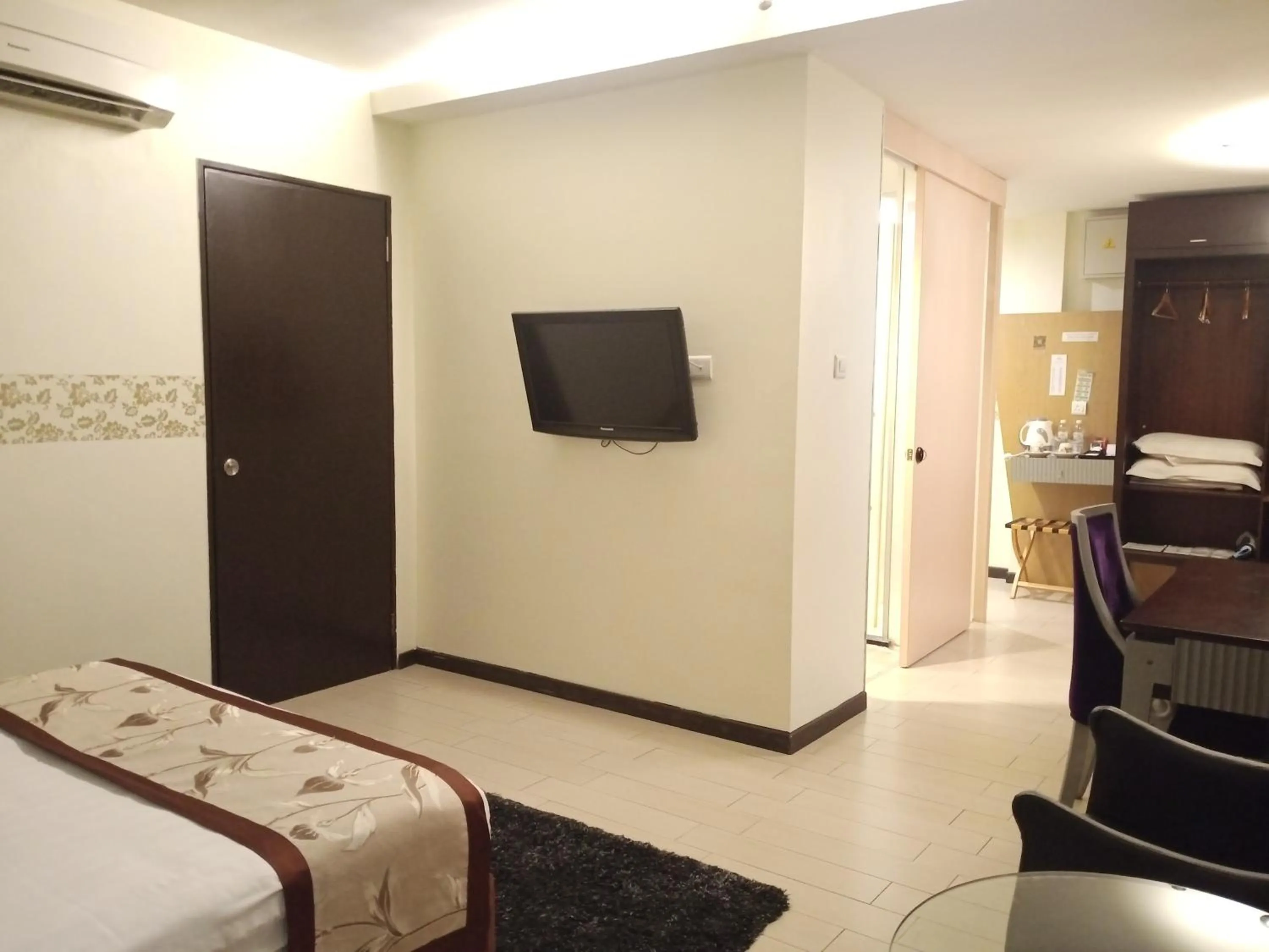 Photo of the whole room, Bed in Shervinton Executive Boutique Hotel