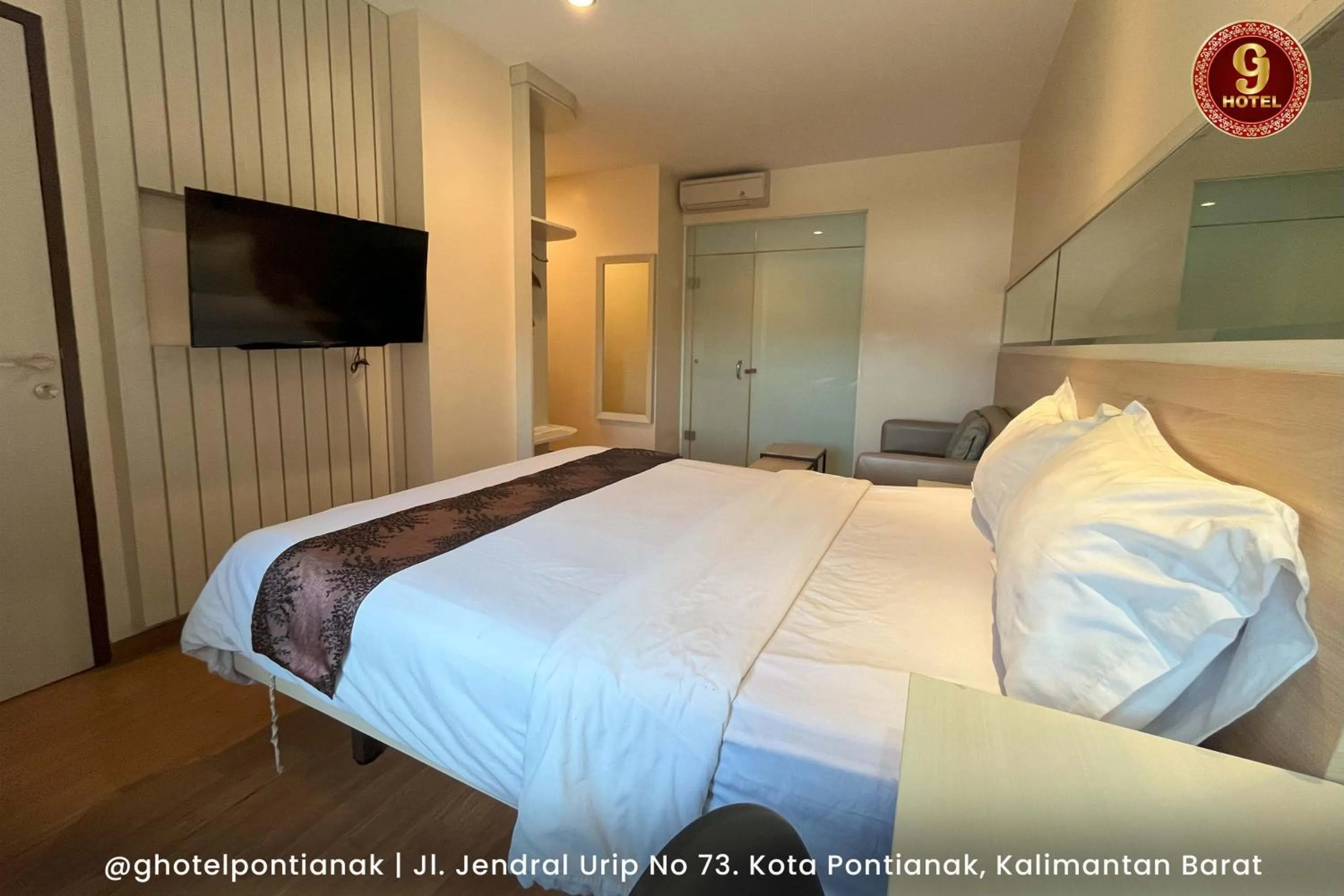 Communal lounge/ TV room, Bed in G-Hotel Pontianak