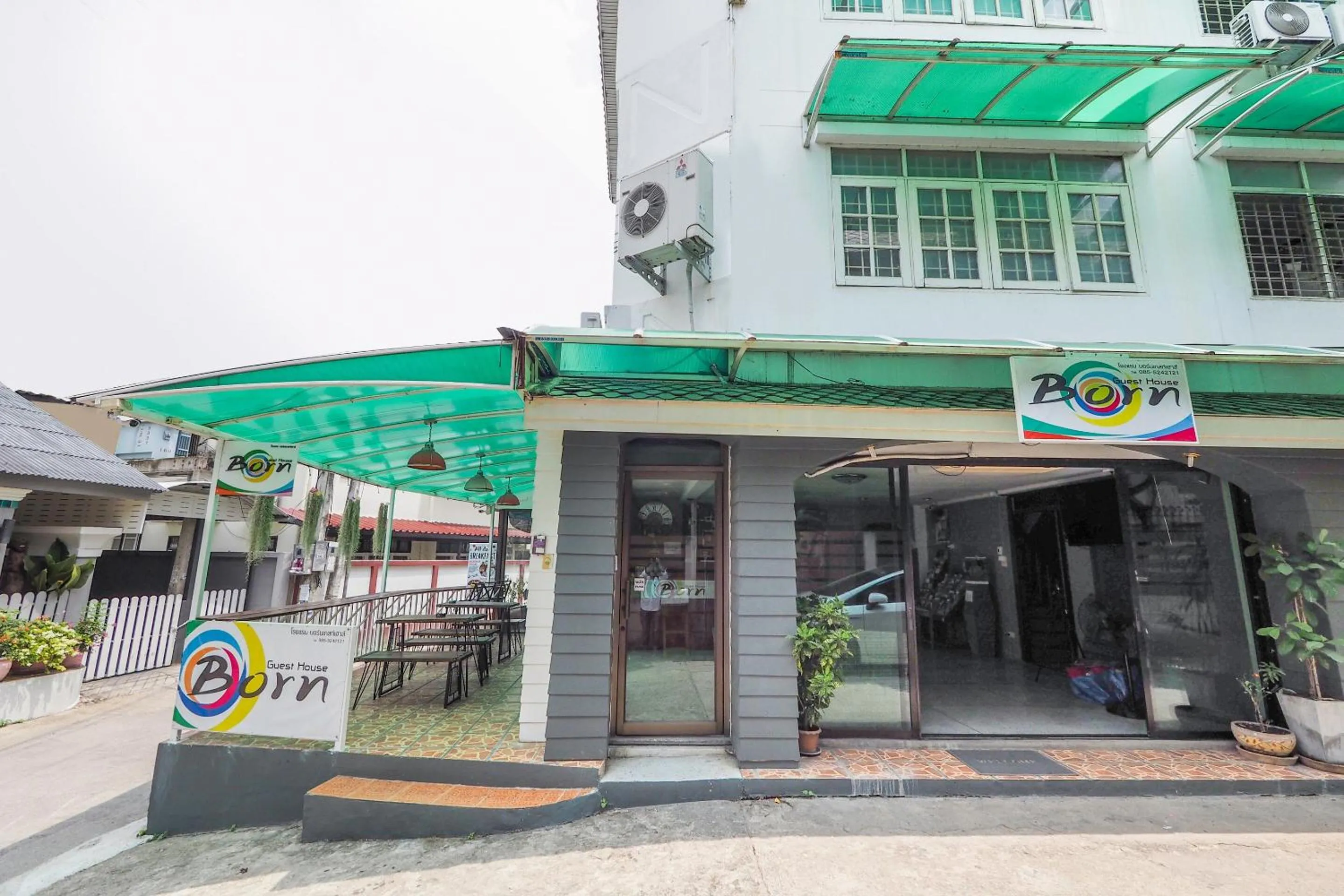 Facade/entrance in Born Guest House