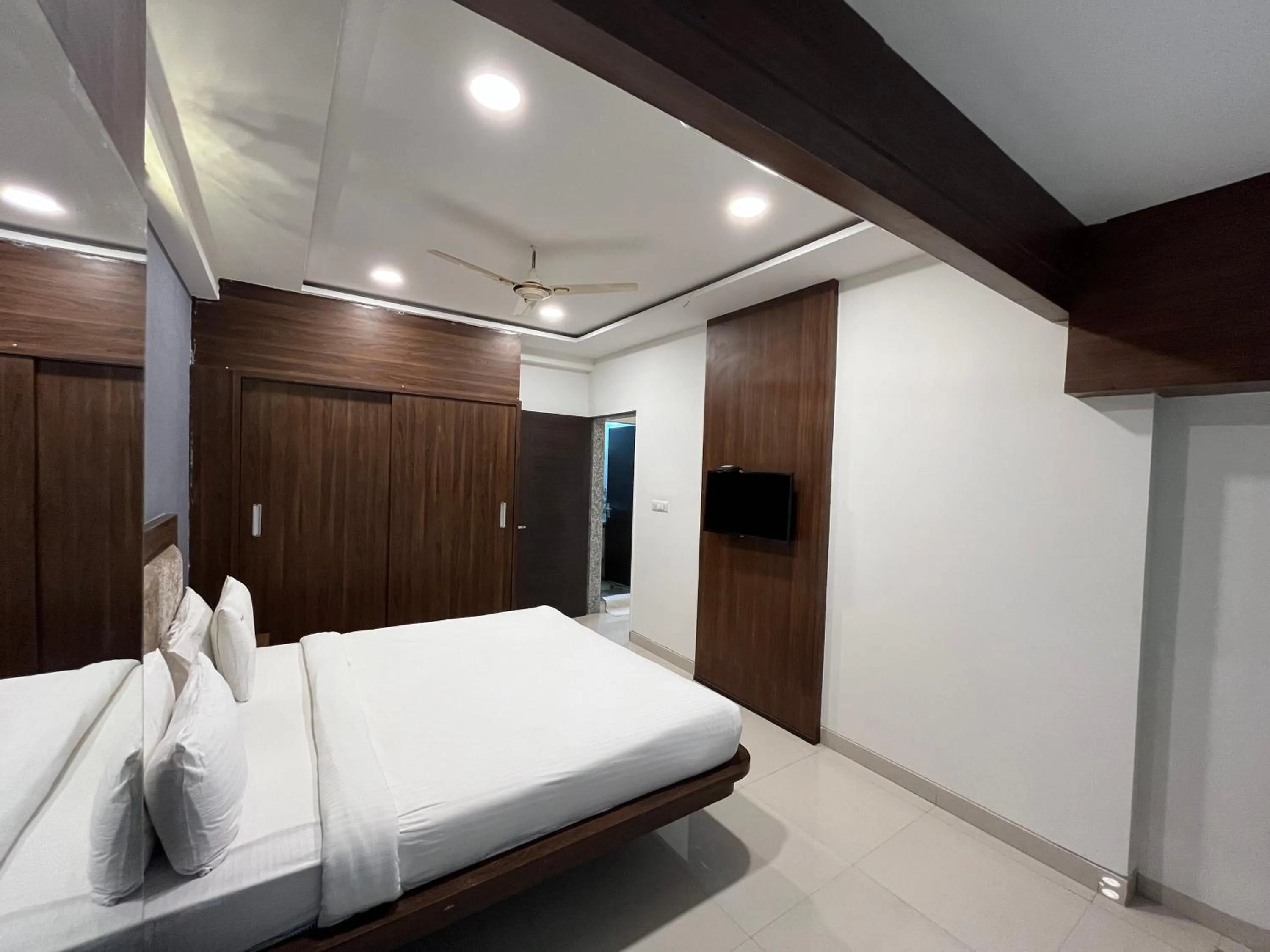 Bed in Hotel Shri Radha Nikunj - Opposite Prem Mandir