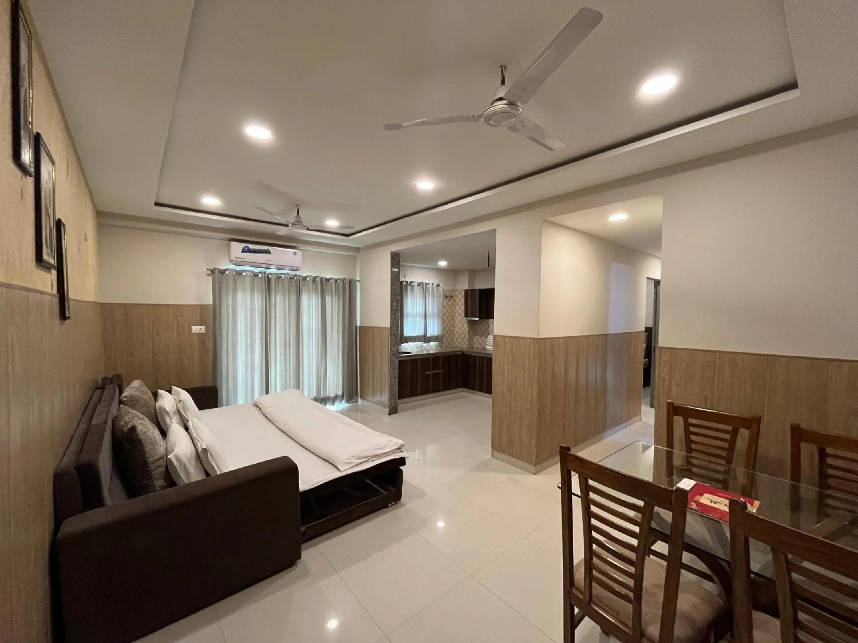 Bed in Hotel Shri Radha Nikunj - Opposite Prem Mandir