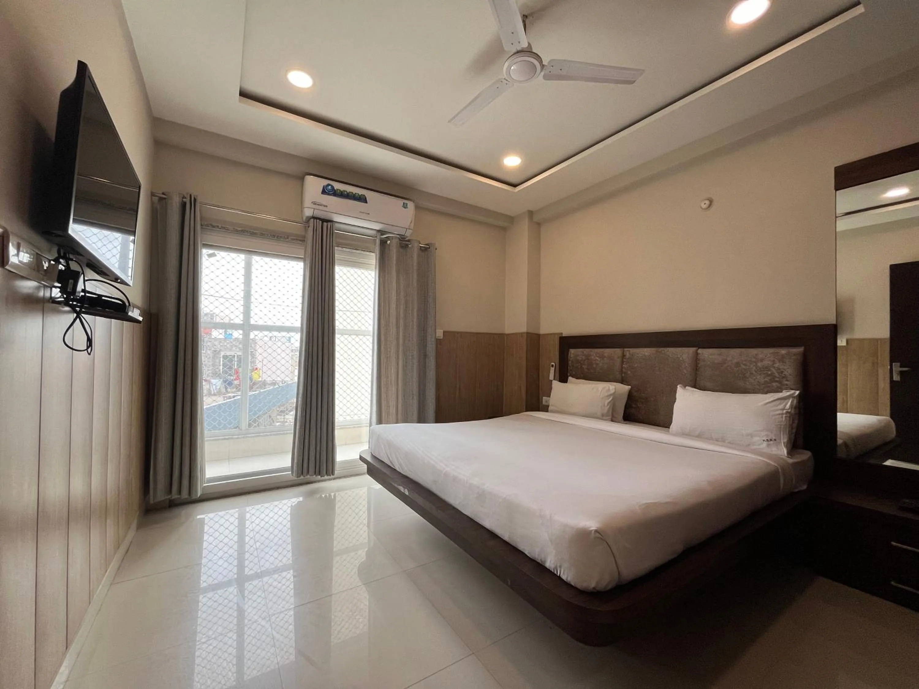 Bed in Hotel Shri Radha Nikunj - Opposite Prem Mandir