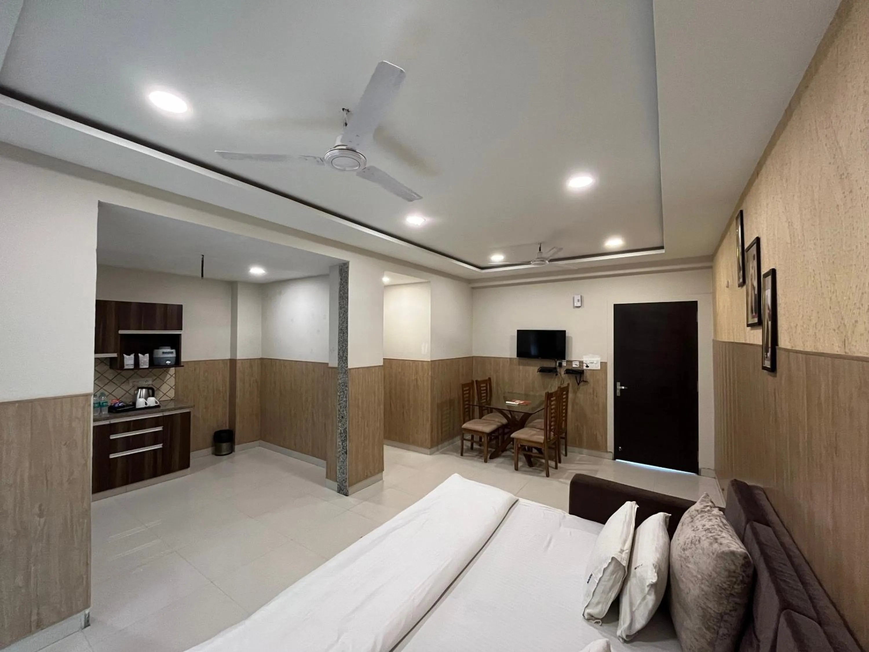 Bed in Hotel Shri Radha Nikunj - Opposite Prem Mandir