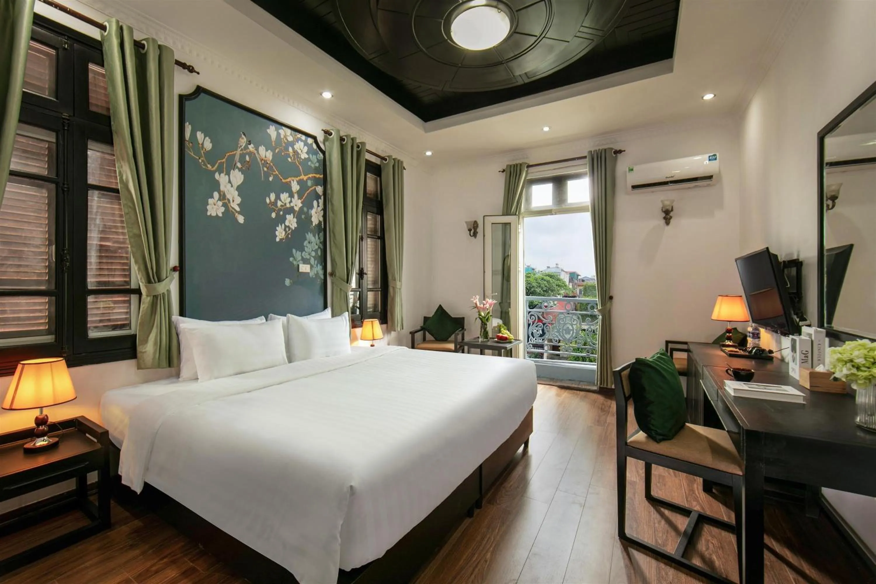 Balcony/Terrace, Bed in Old Quarter Charm Hotel