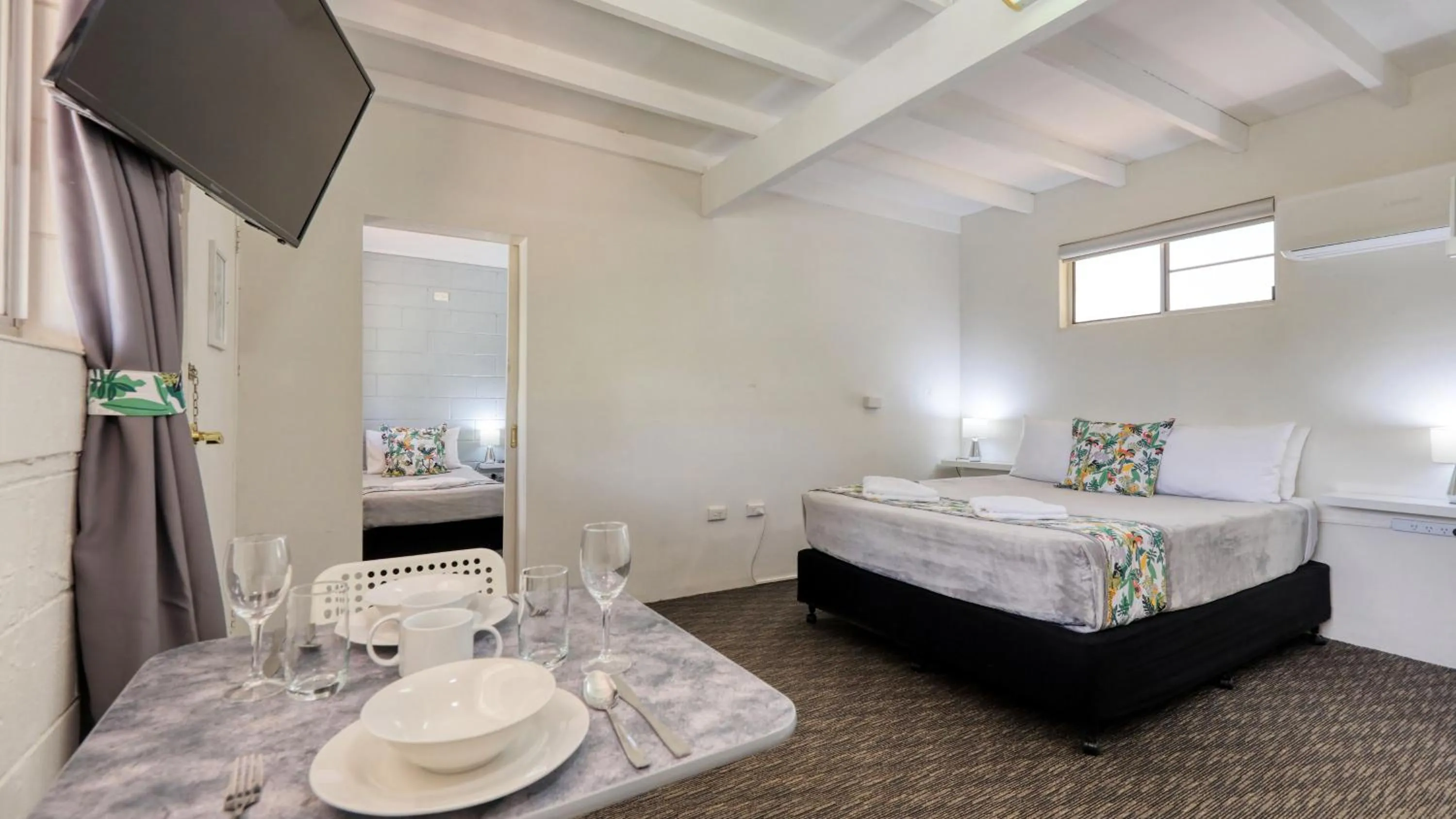 Dining area, Bed in Oasis Motel