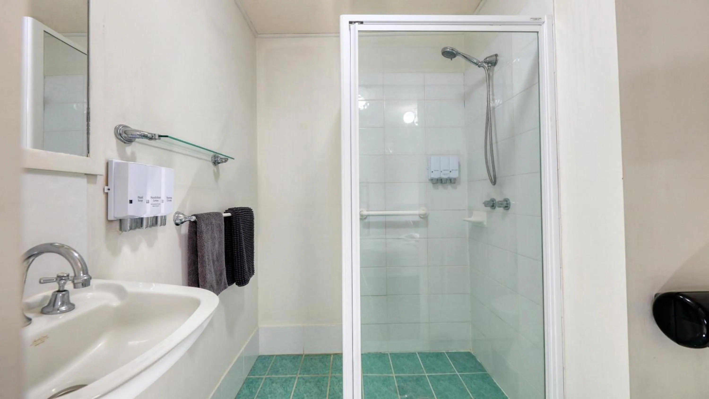 Bathroom in Oasis Motel