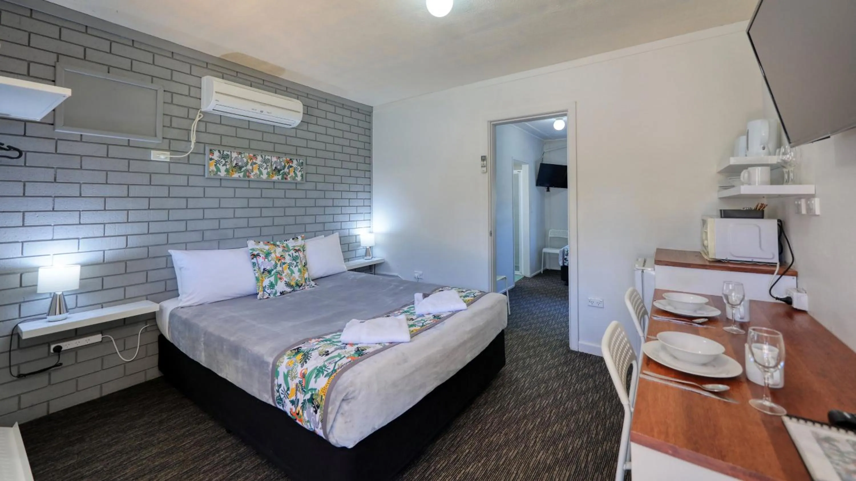 Photo of the whole room, Bed in Oasis Motel