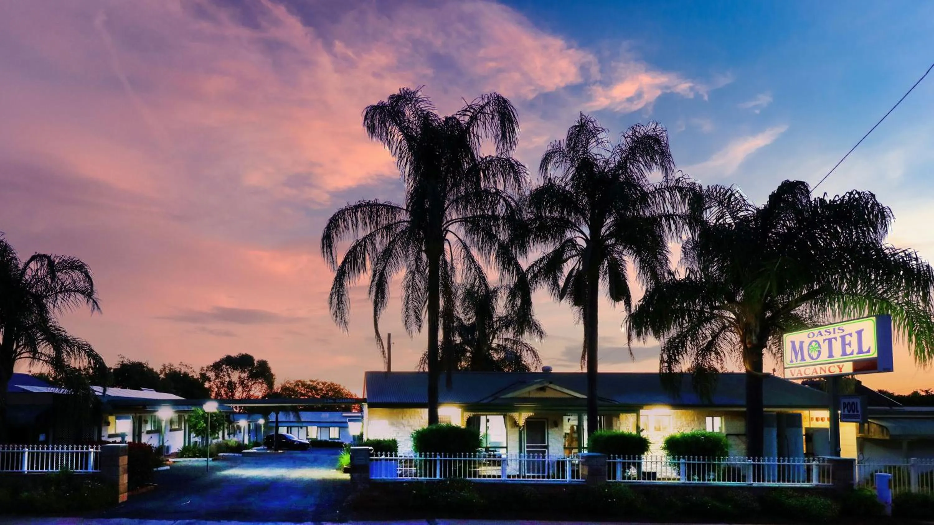 Facade/entrance in Oasis Motel