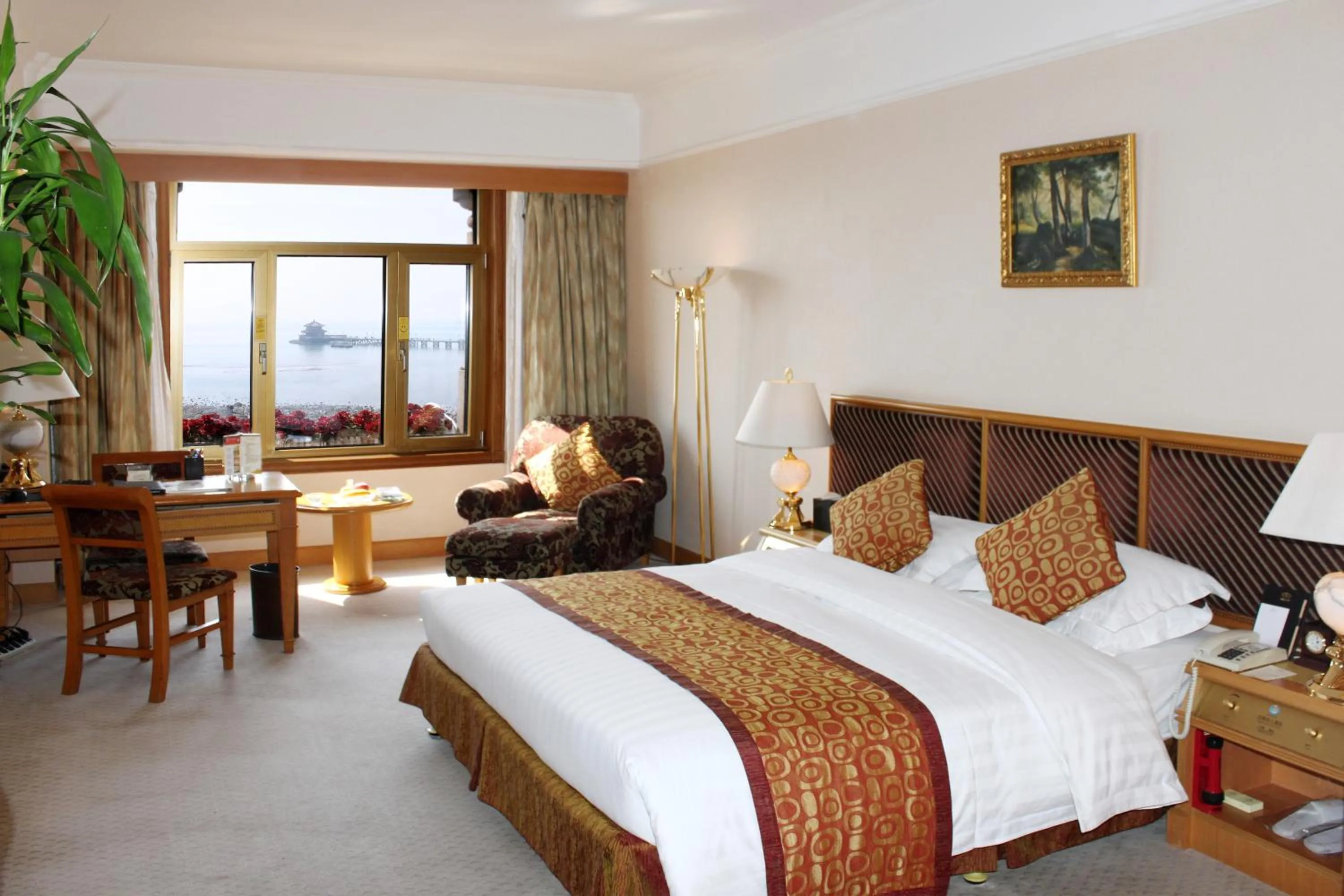Photo of the whole room, Bed in Qingdao Oceanwide Elite Hotel