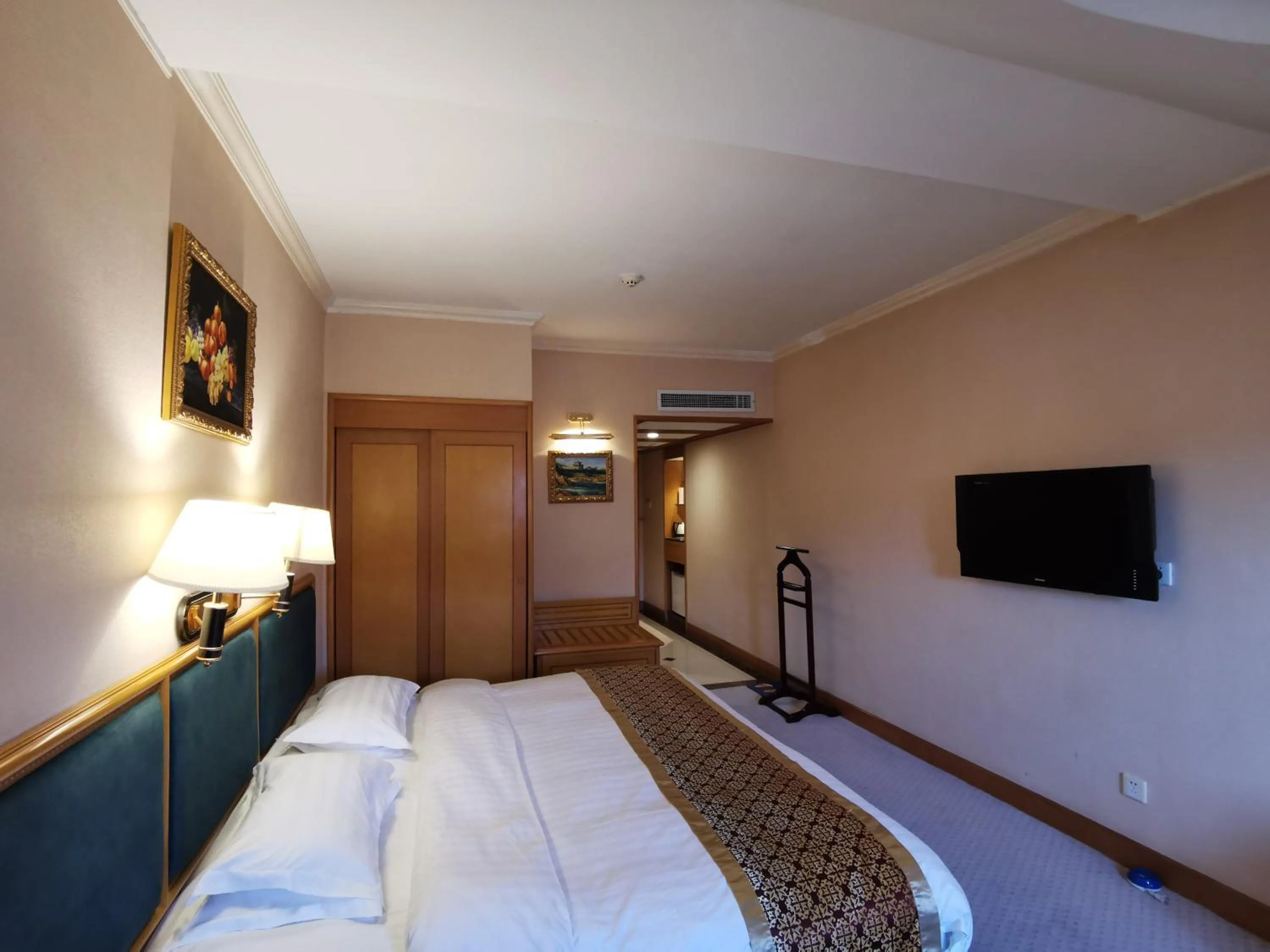 Bed in Qingdao Oceanwide Elite Hotel