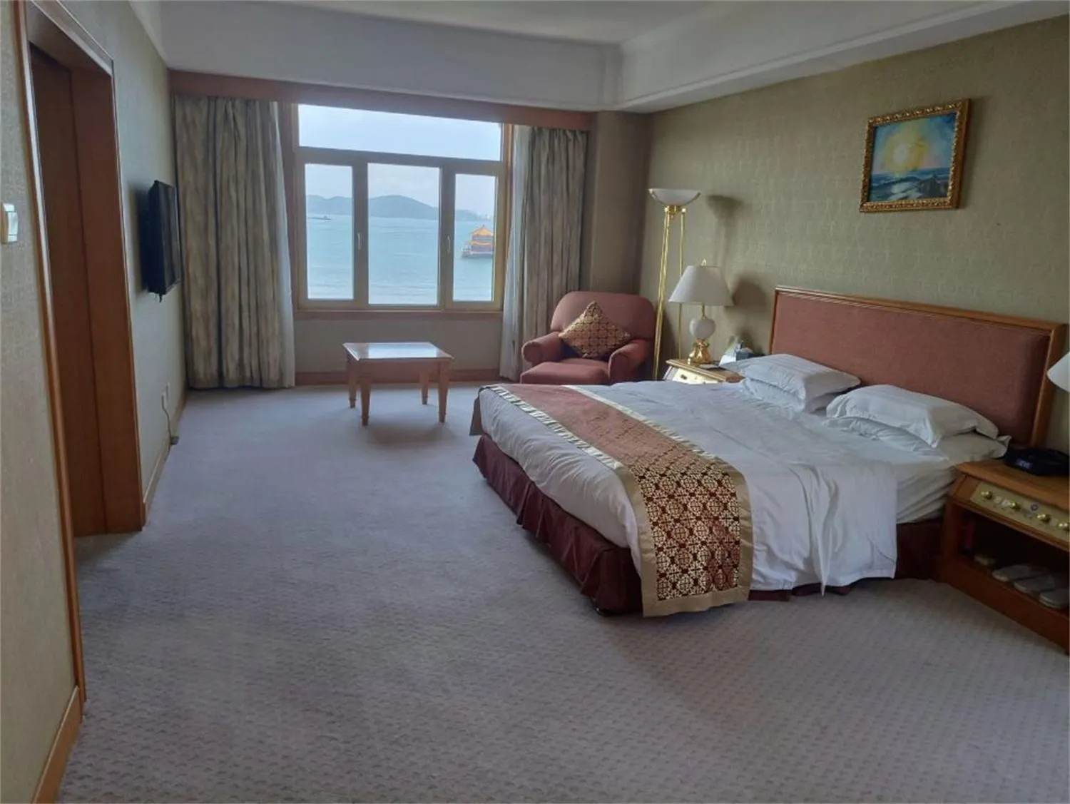 Bed in Qingdao Oceanwide Elite Hotel