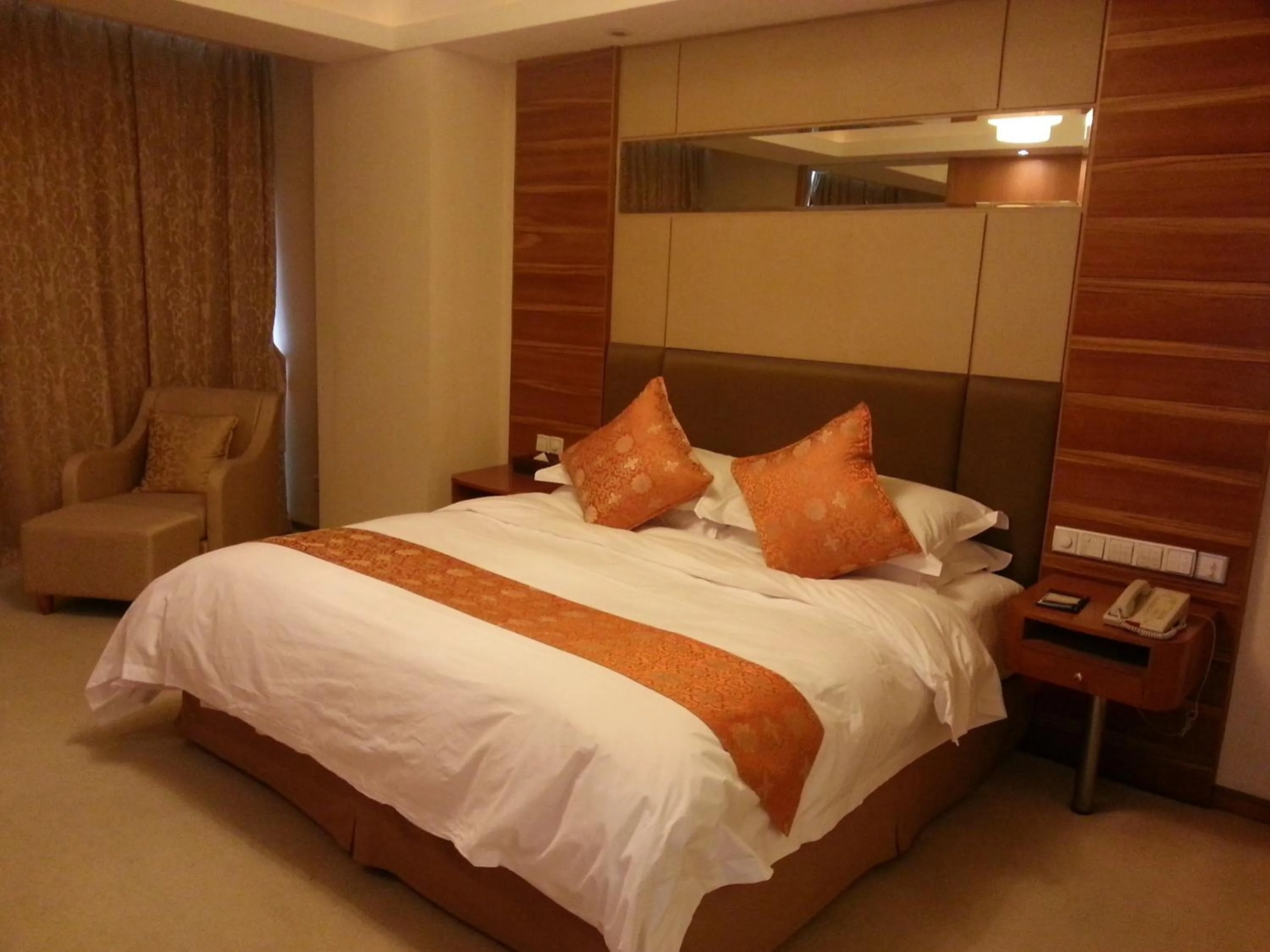 Bedroom, Bed in Qingdao Oceanwide Elite Hotel