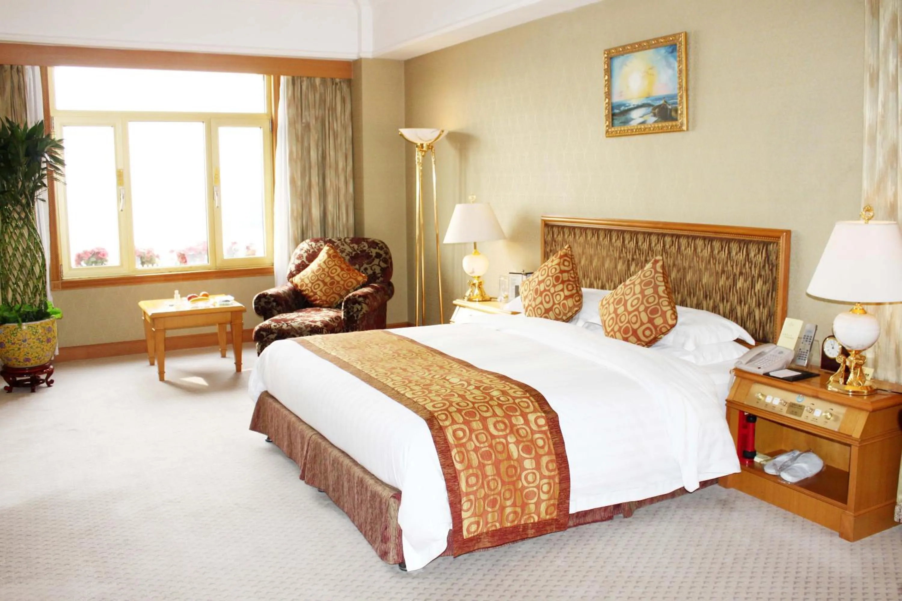 Bedroom, Bed in Qingdao Oceanwide Elite Hotel