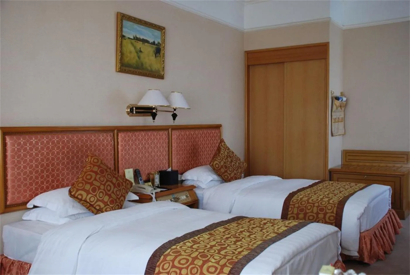 Bed in Qingdao Oceanwide Elite Hotel