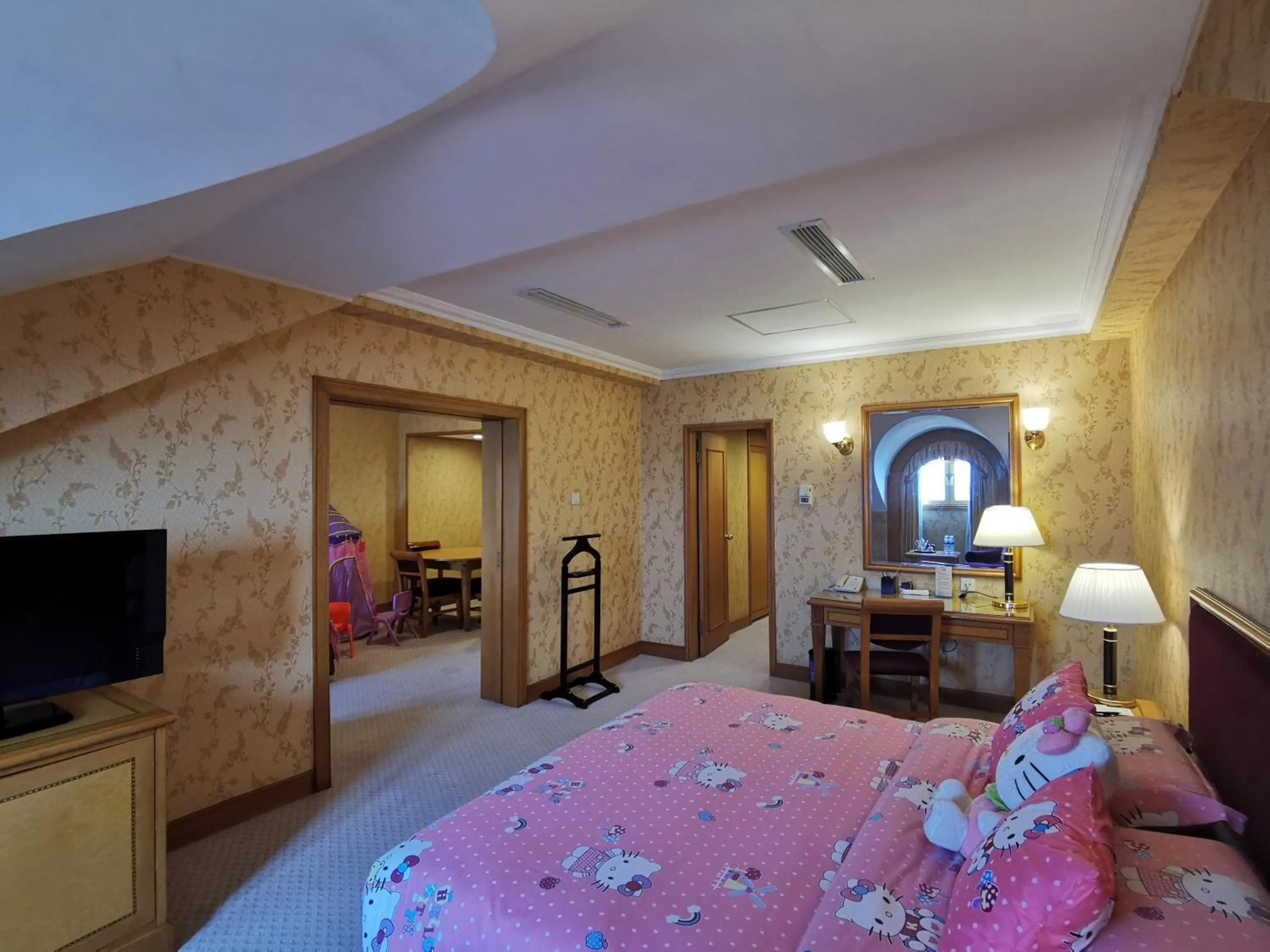 Bed in Qingdao Oceanwide Elite Hotel