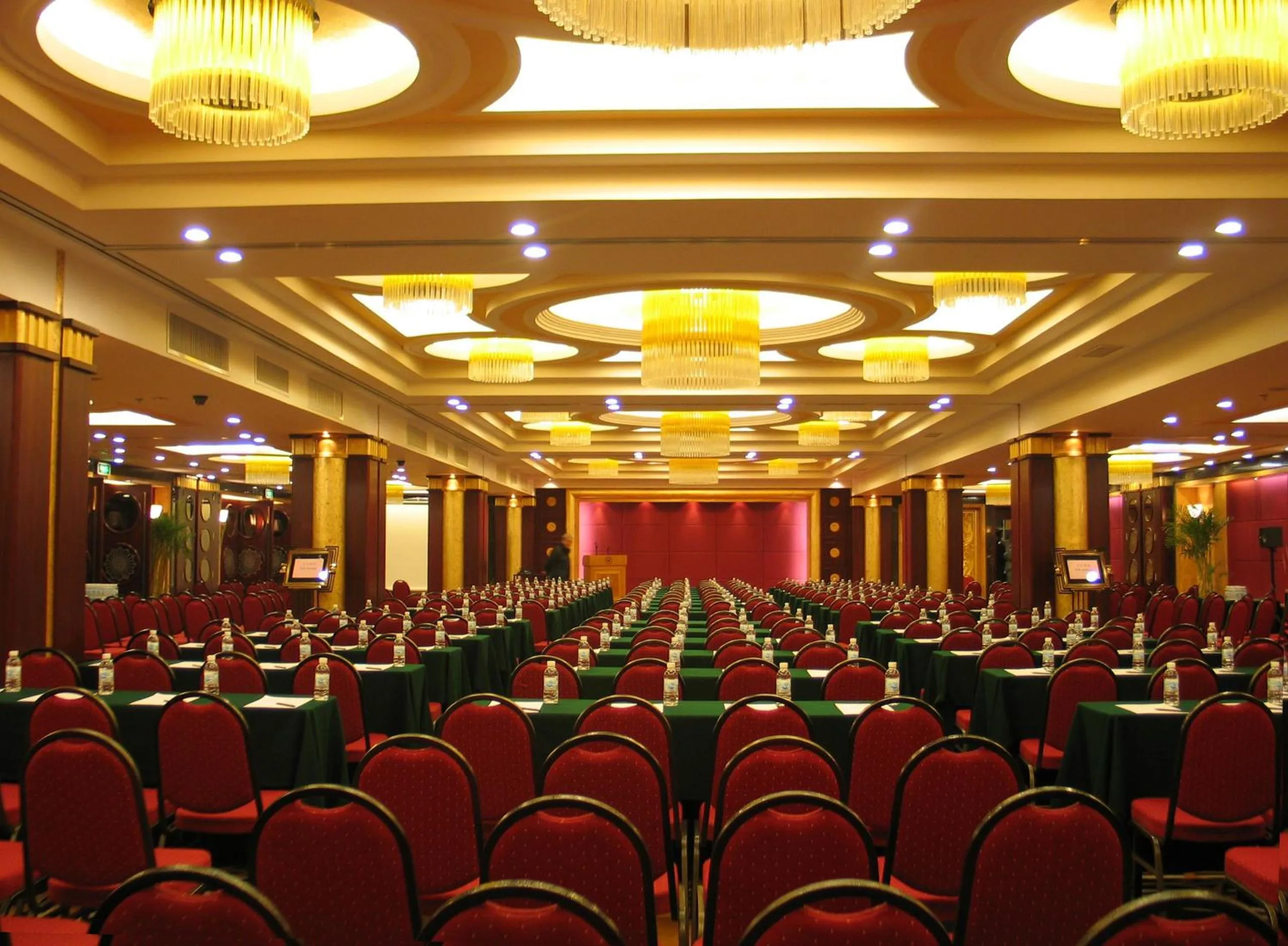 Business facilities in Qingdao Oceanwide Elite Hotel