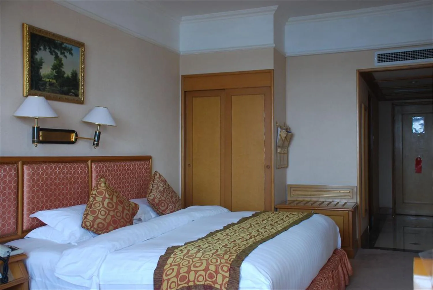 Bed in Qingdao Oceanwide Elite Hotel