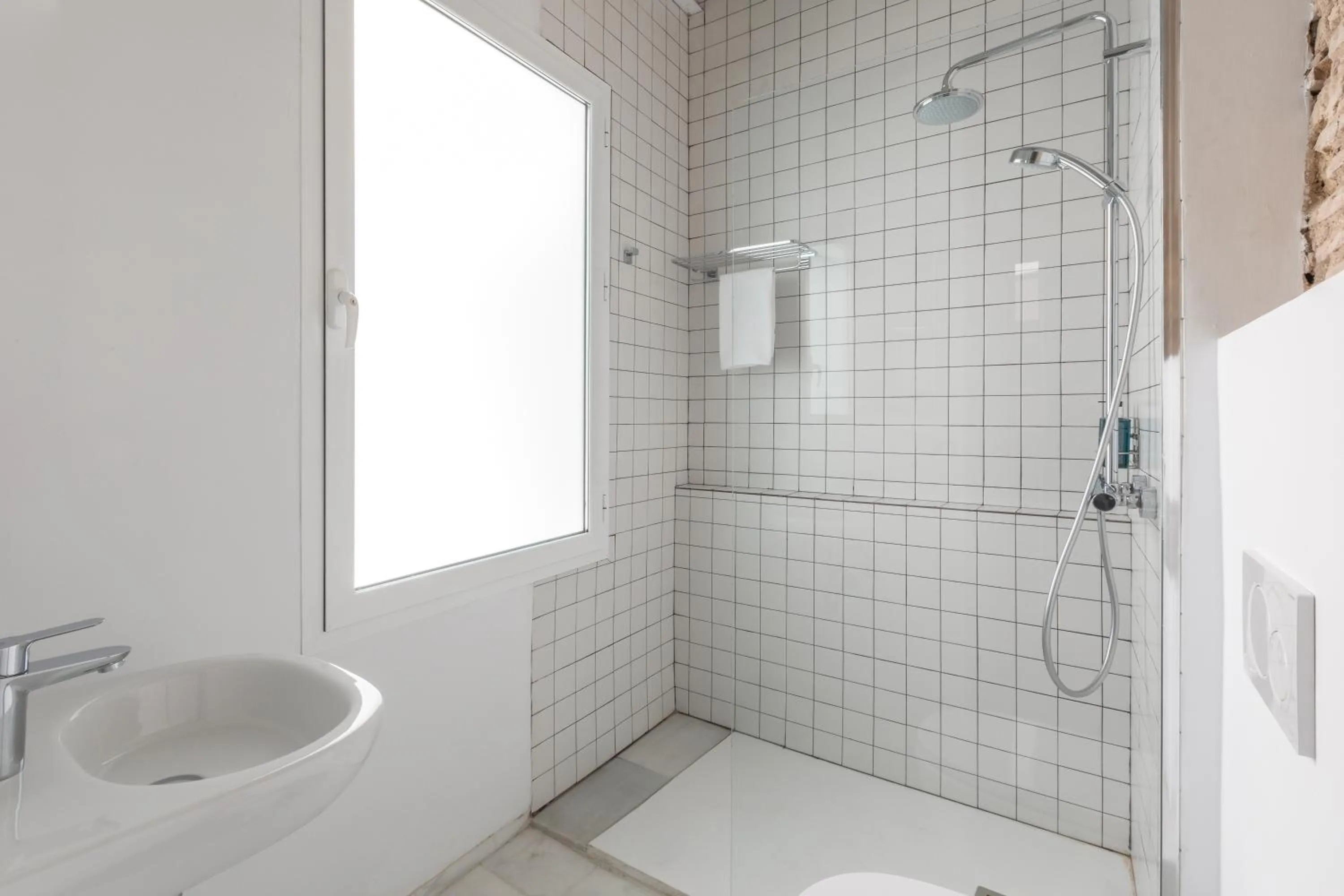 Shower in Slow Suites Maestranza