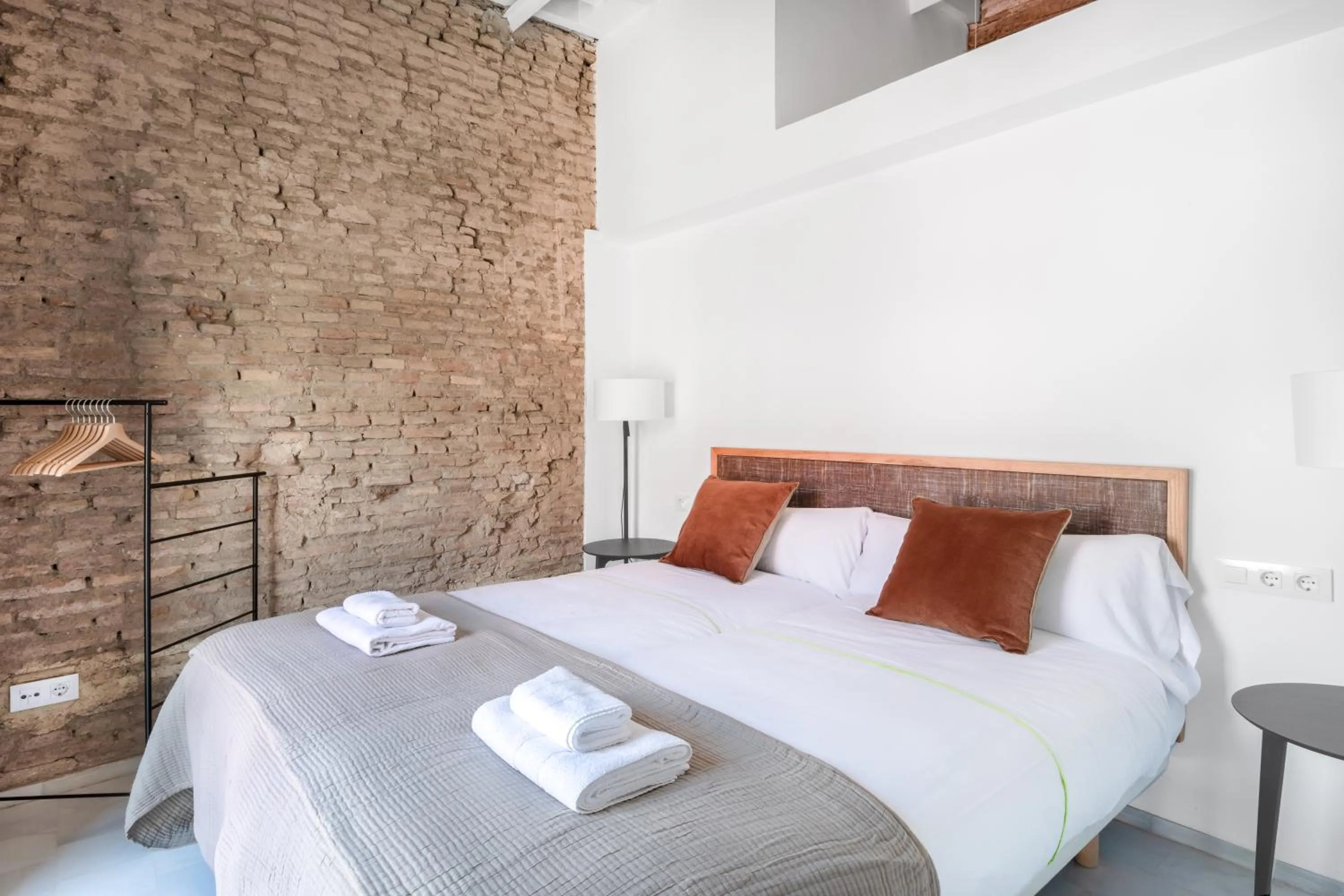 Photo of the whole room, Bed in Slow Suites Maestranza