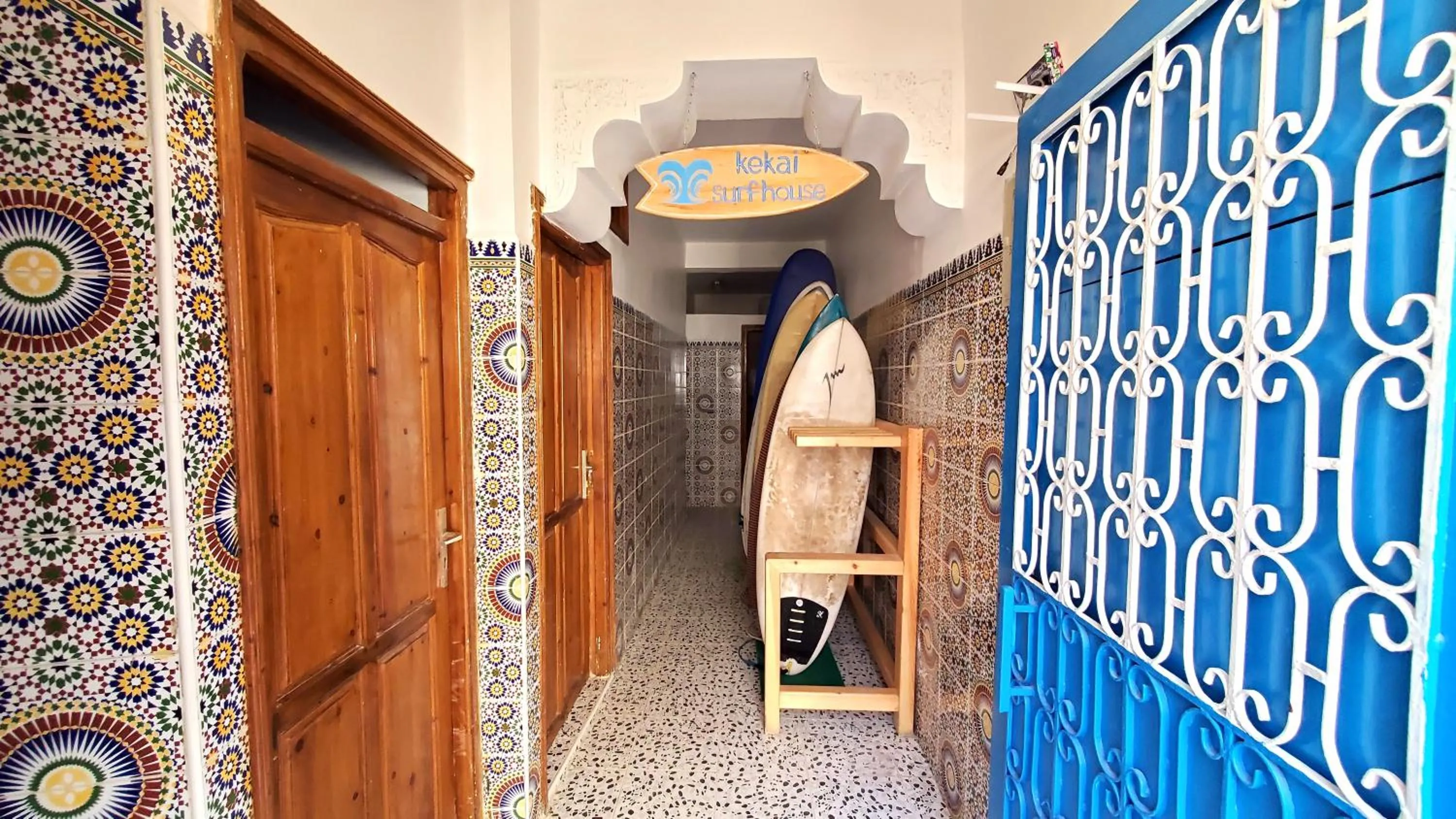 Facade/entrance in Kekai Surf House