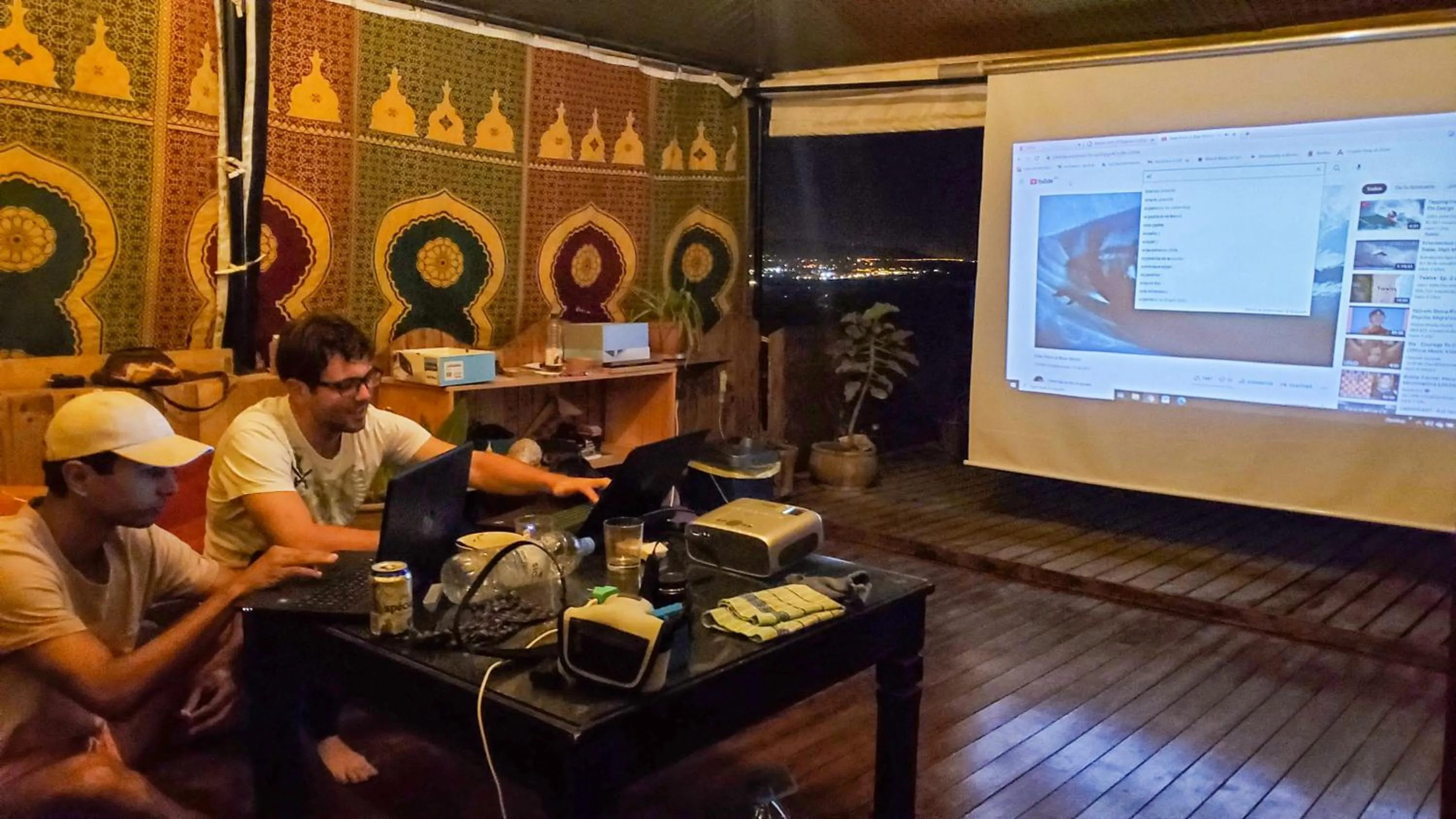 Communal lounge/ TV room in Kekai Surf House