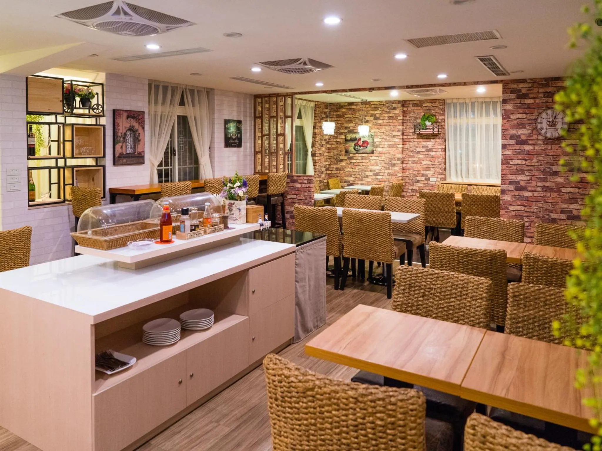 Restaurant/places to eat in E-House Hotel