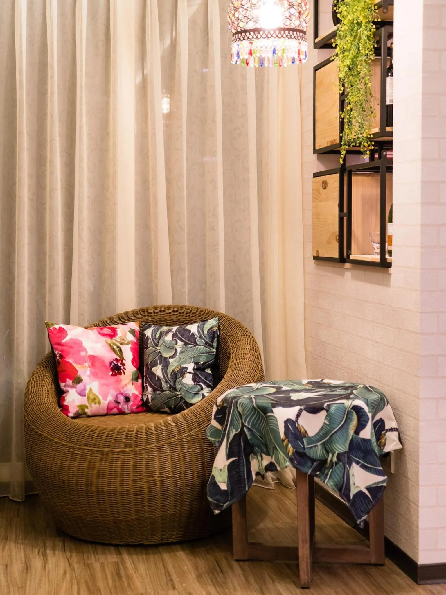 Restaurant/places to eat in E-House Hotel