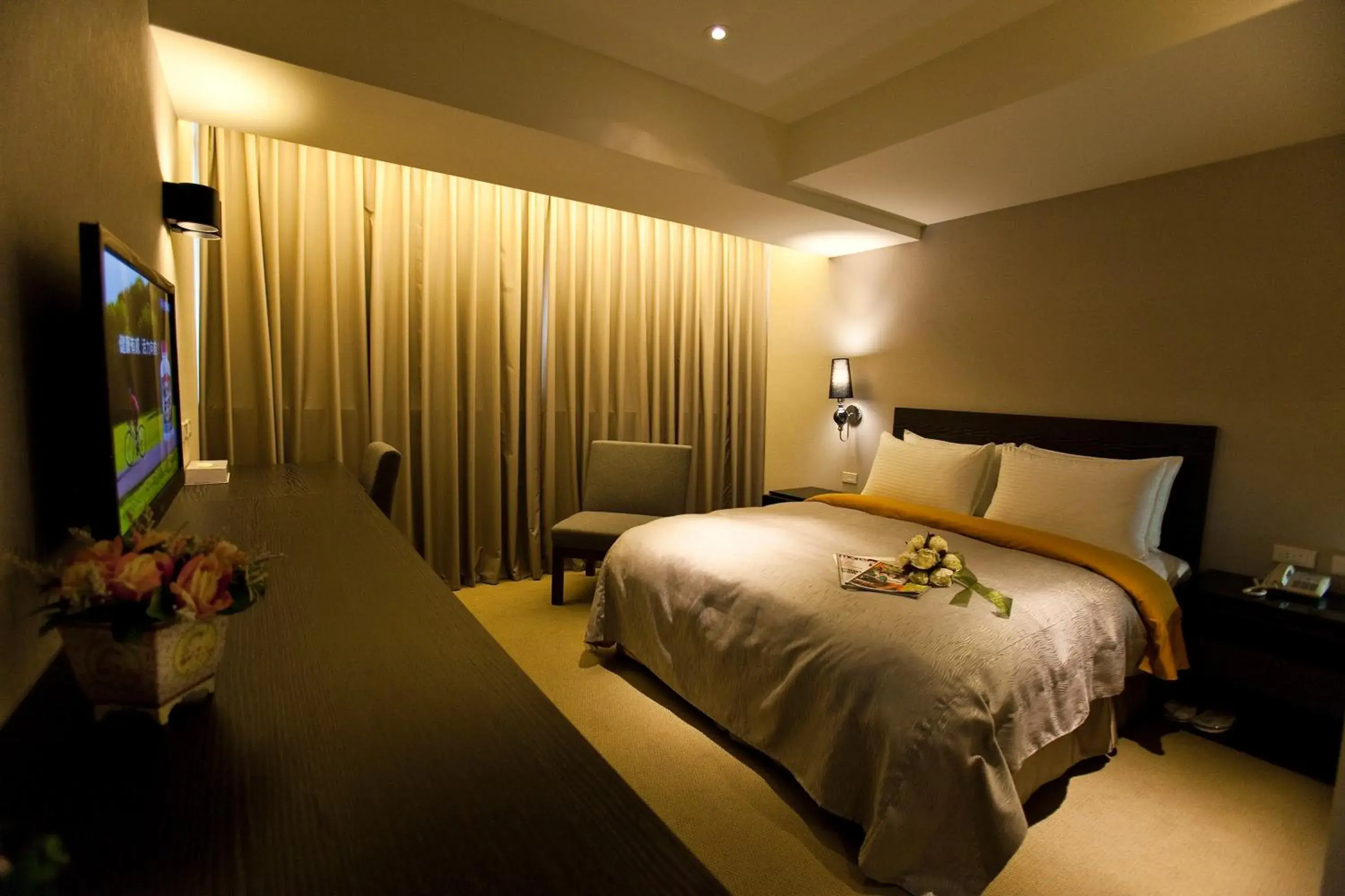 Photo of the whole room, Bed in E-House Hotel