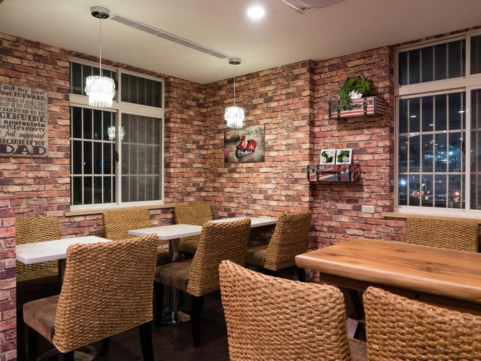 Restaurant/places to eat in E-House Hotel