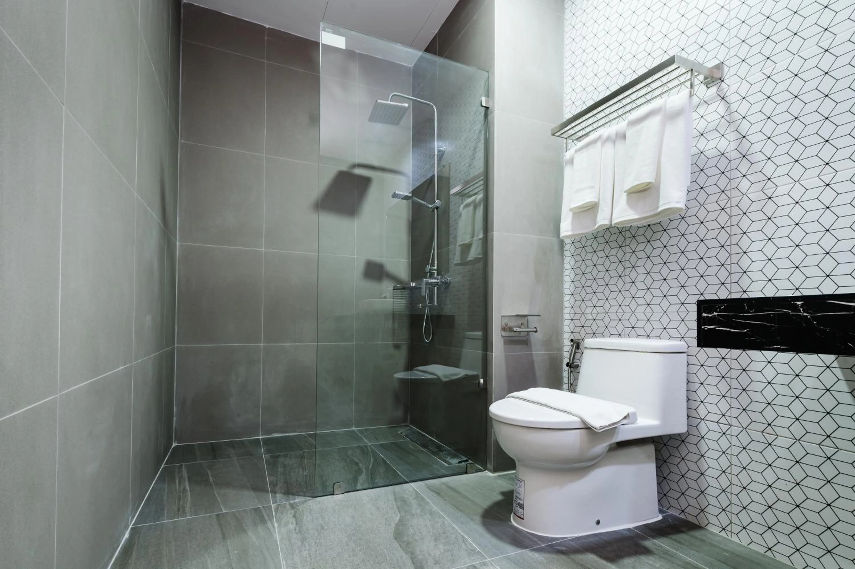 Shower in College Haus Rangnam