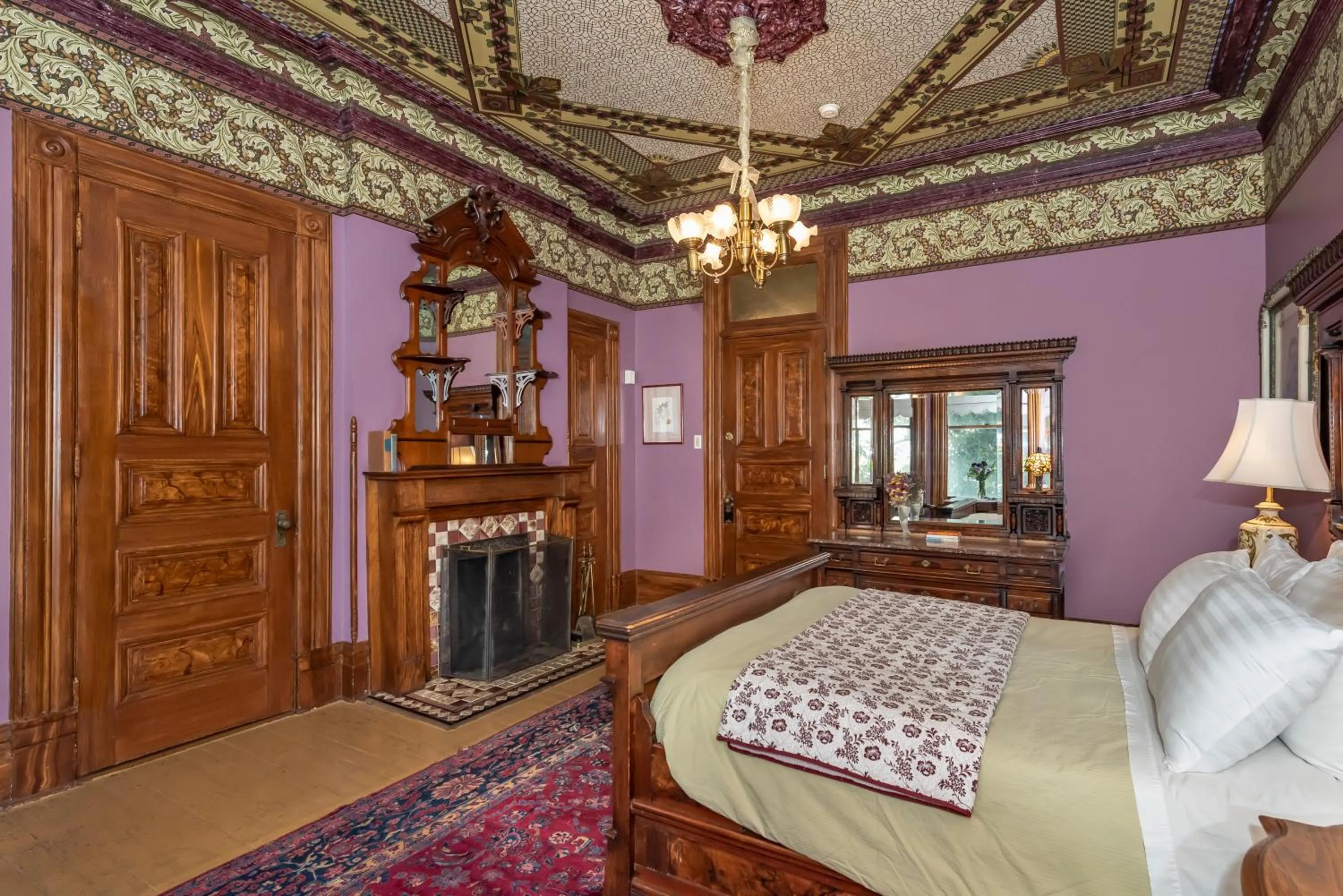 Bed in Chateau Tivoli Bed and Breakfast