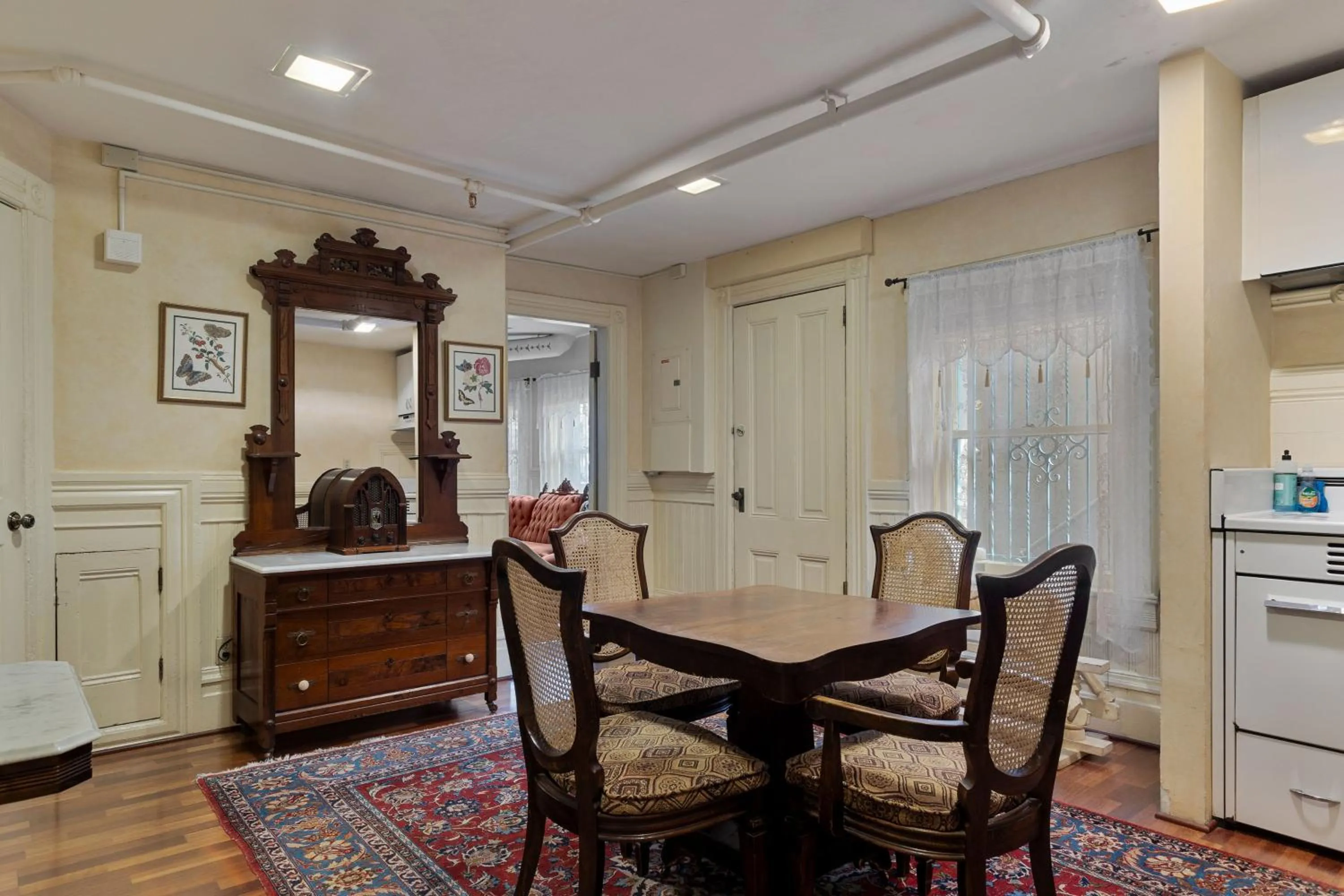 Kitchen or kitchenette in Chateau Tivoli Bed and Breakfast