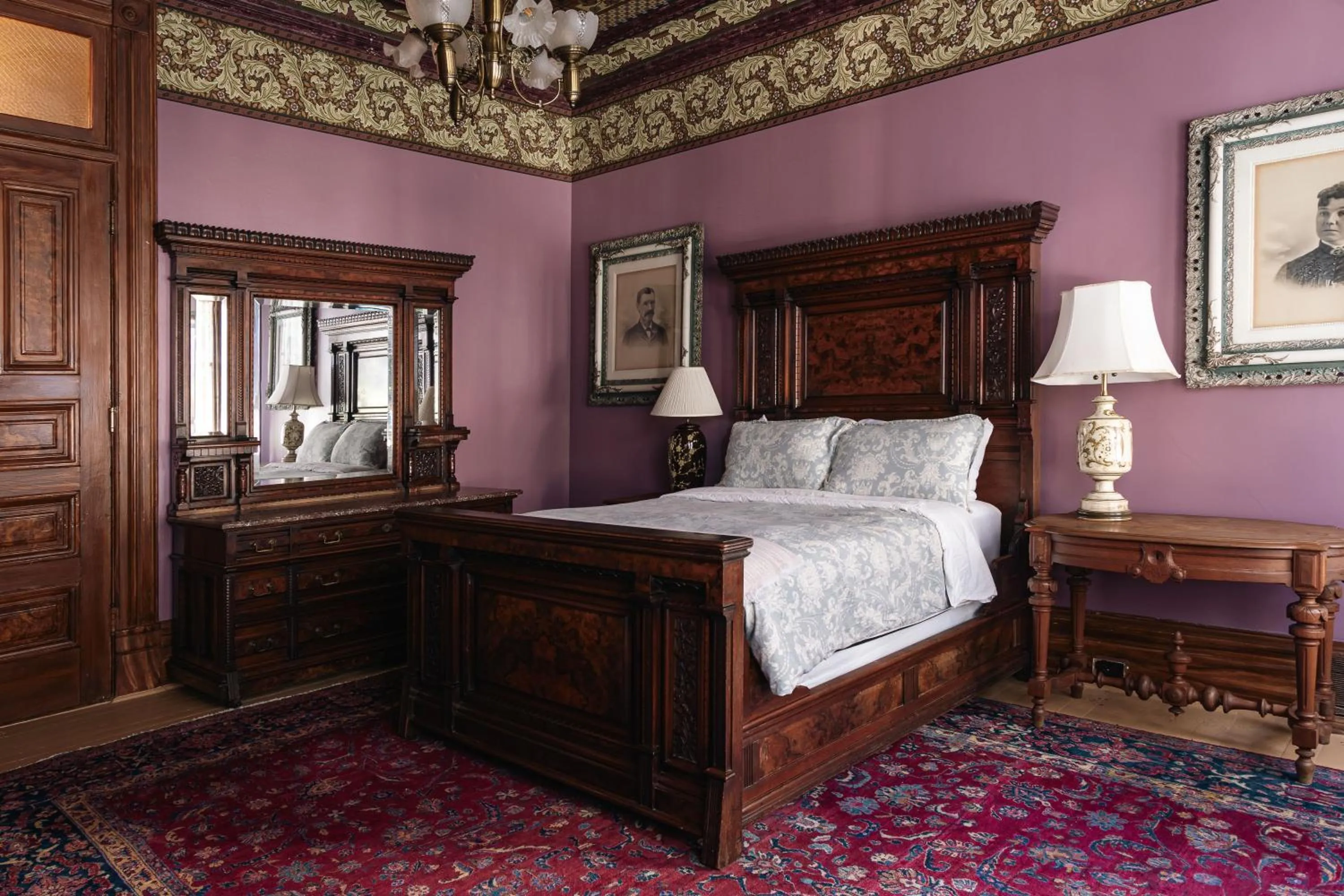 Bed in Chateau Tivoli Bed and Breakfast