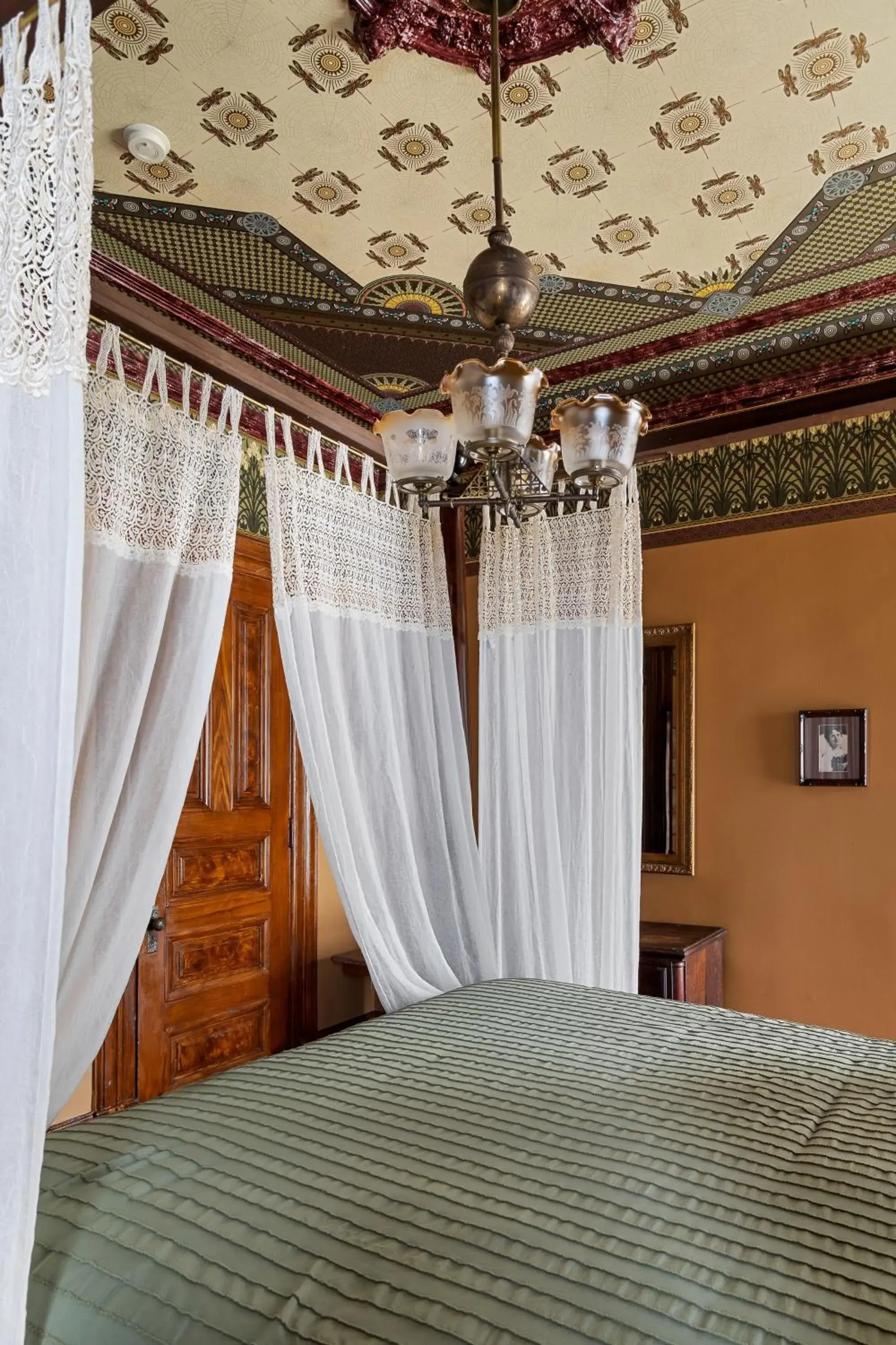 Deluxe Queen Room in Chateau Tivoli Bed and Breakfast Deluxe Queen Room in Chateau Tivoli Bed and Breakfast