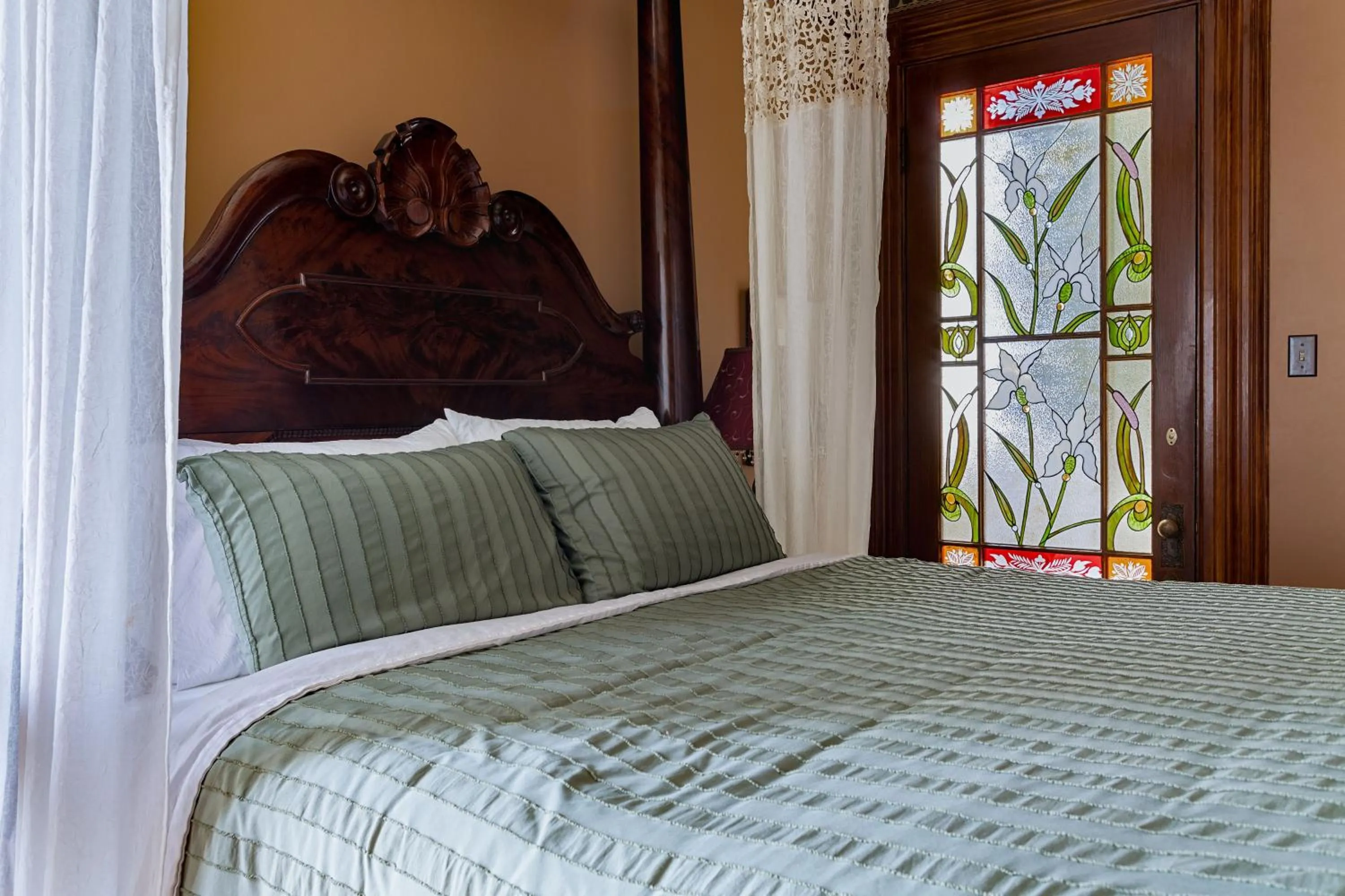 Bed in Chateau Tivoli Bed and Breakfast