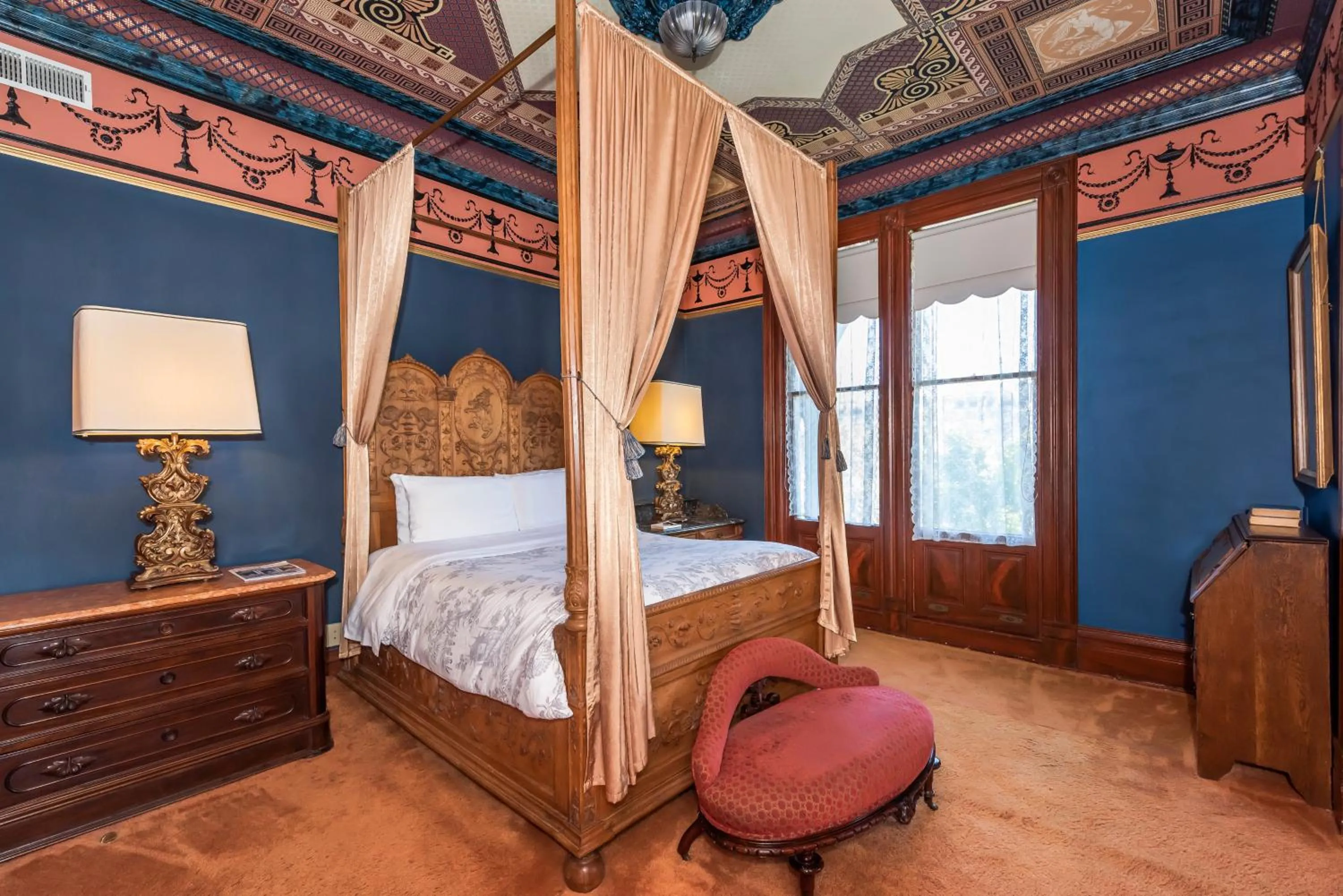 Bed in Chateau Tivoli Bed and Breakfast