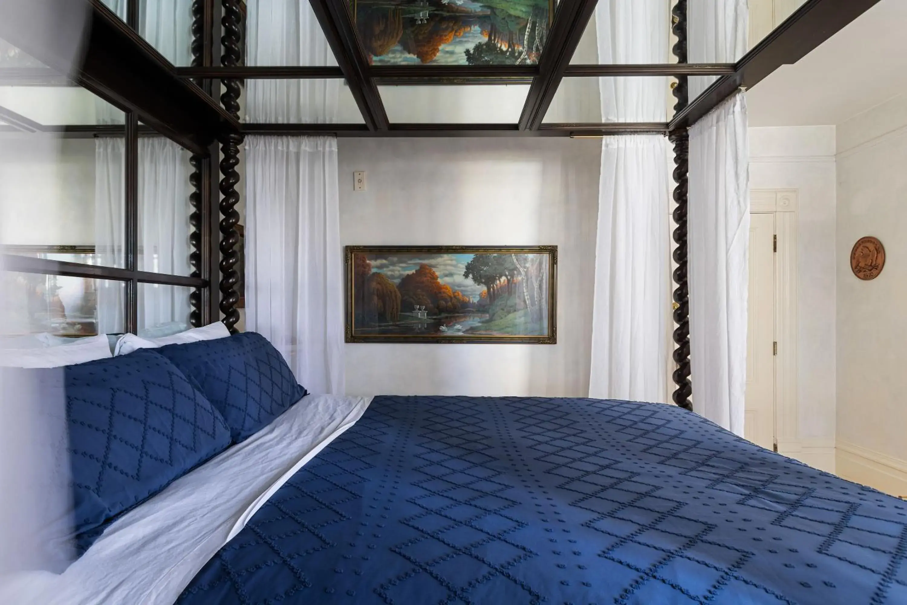 Standard Triple Room in Chateau Tivoli Bed and Breakfast Standard Triple Room in Chateau Tivoli Bed and Breakfast