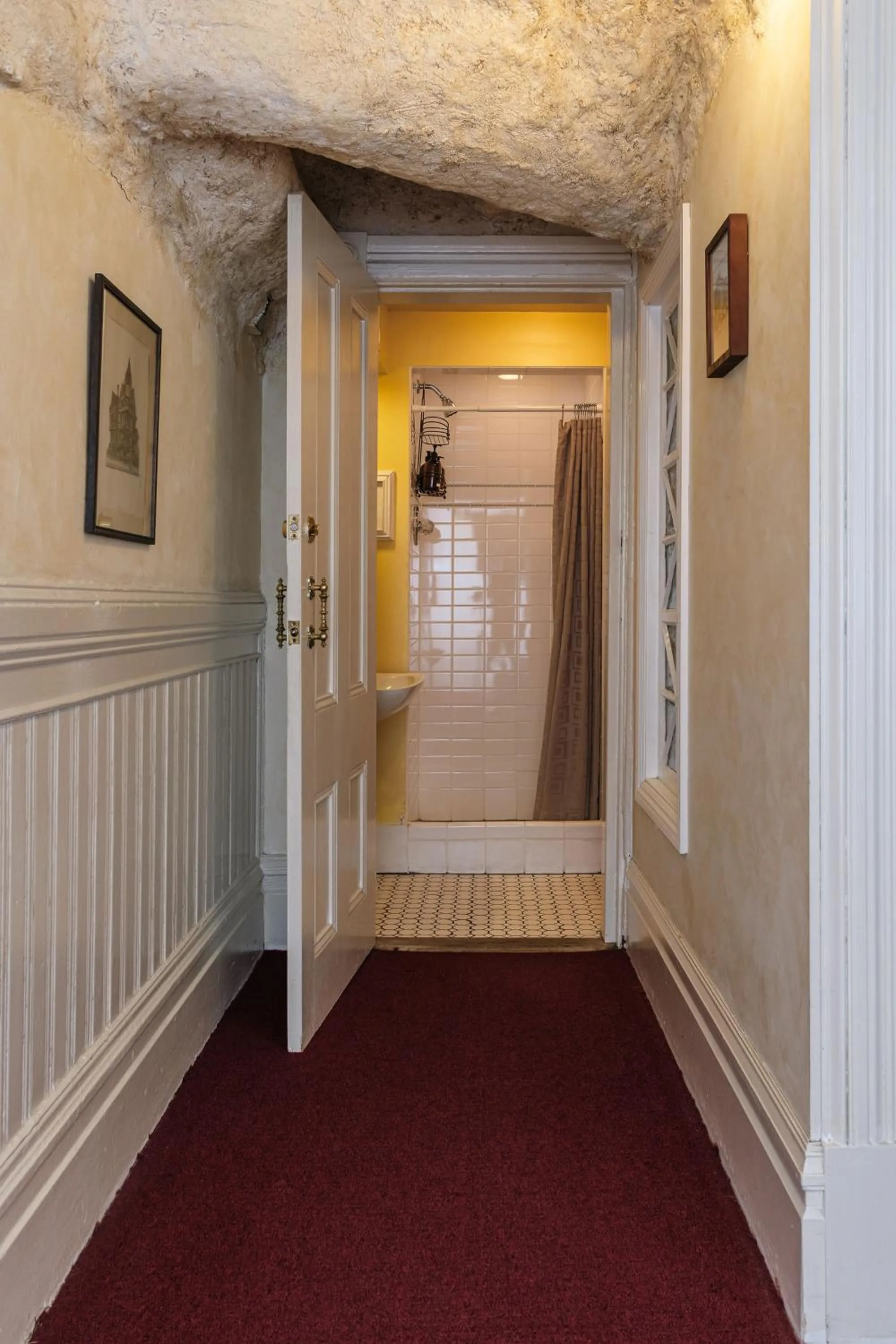 Bathroom in Chateau Tivoli Bed and Breakfast