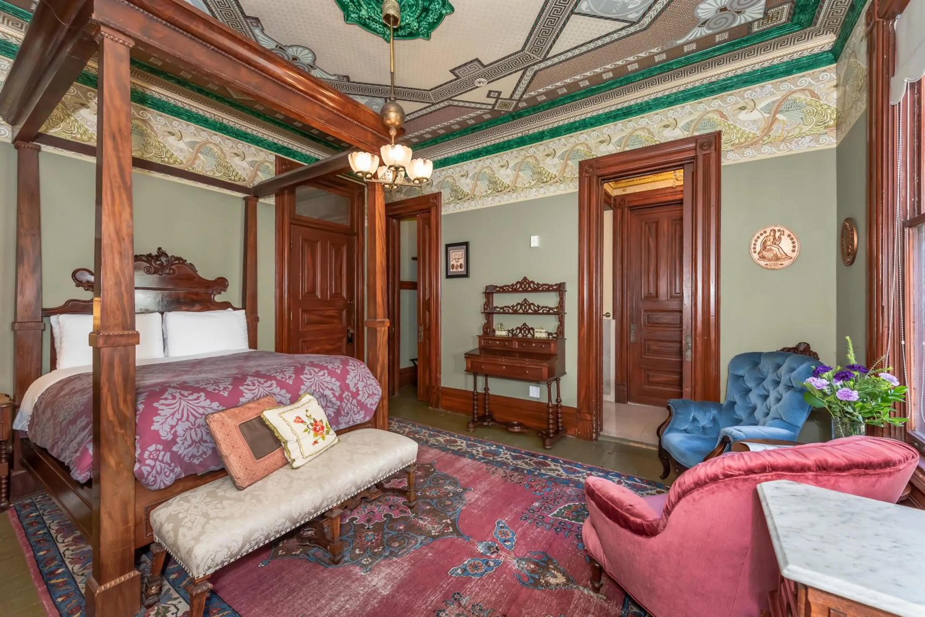 Bed in Chateau Tivoli Bed and Breakfast