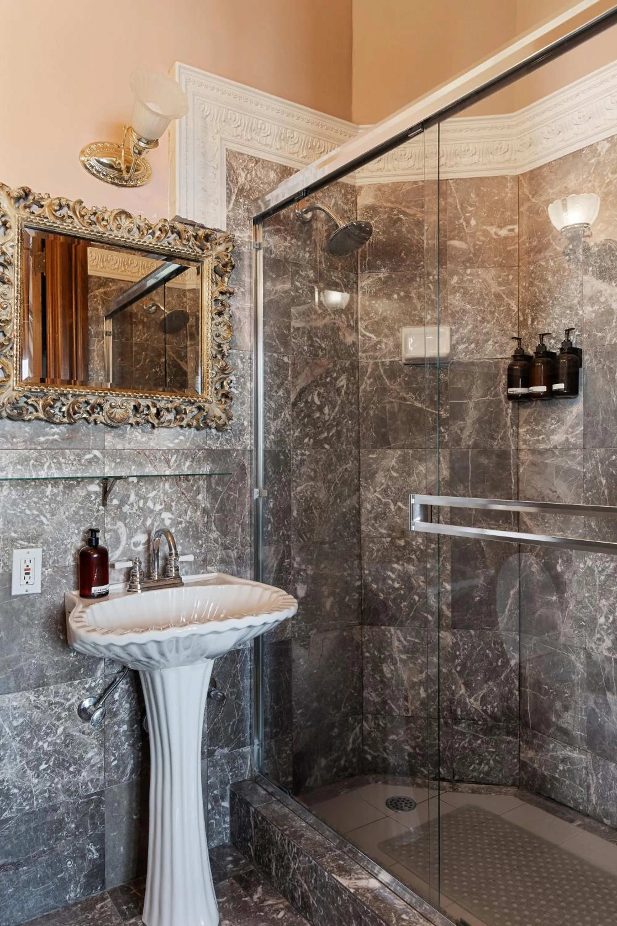 Bathroom in Chateau Tivoli Bed and Breakfast