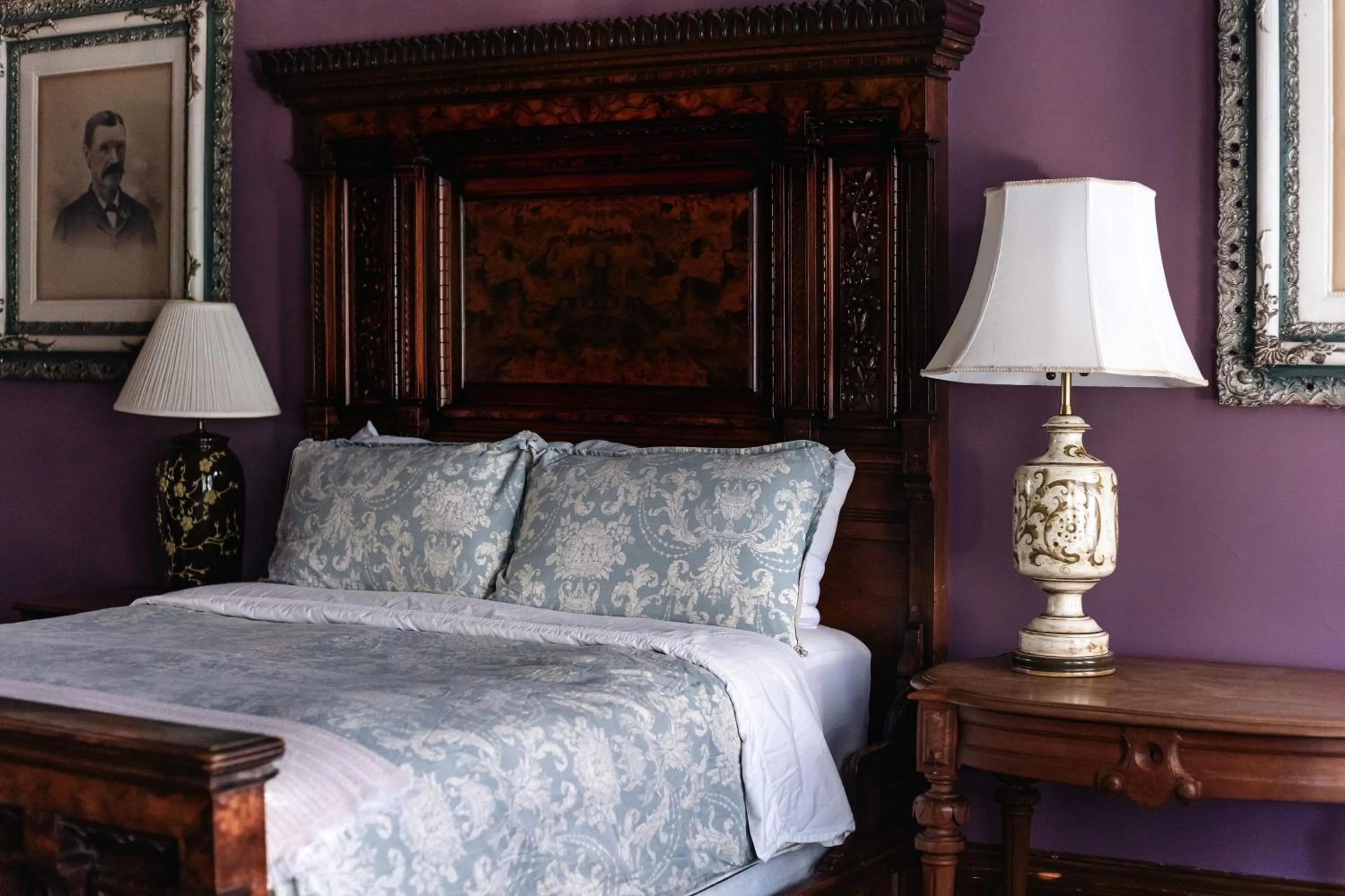 Bed in Chateau Tivoli Bed and Breakfast