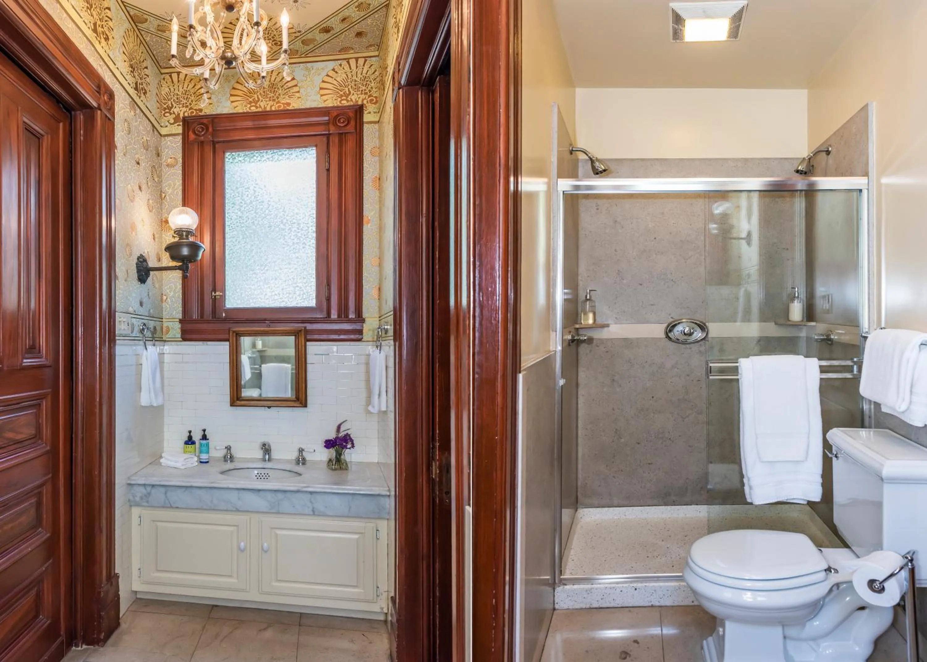 Shower in Chateau Tivoli Bed and Breakfast