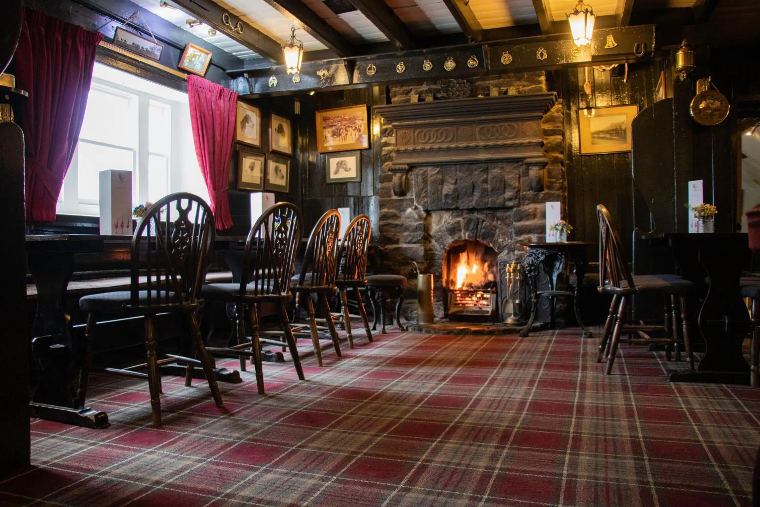 Lounge or bar in The Fox & Hounds Inn & Camping Pods