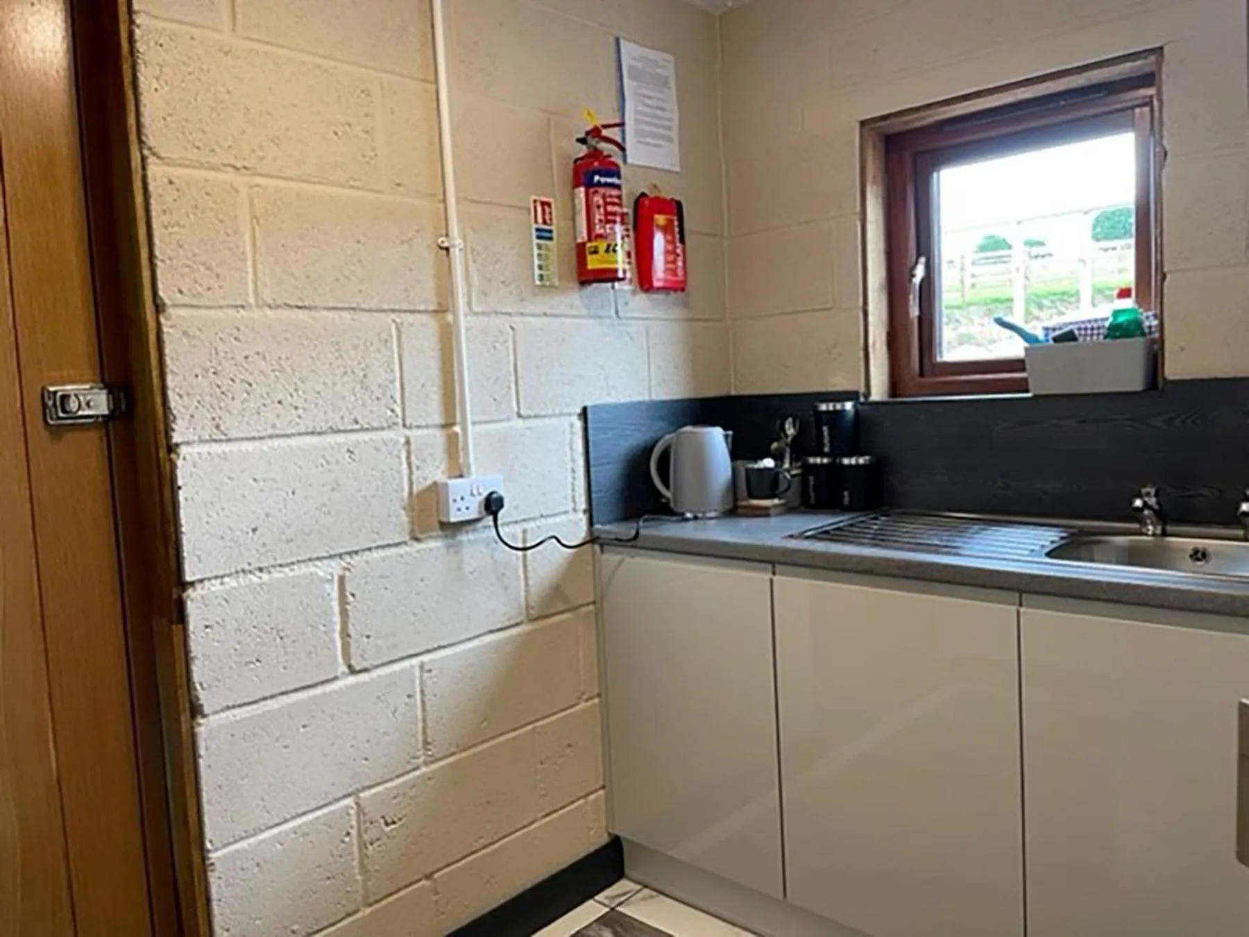 Kitchen or kitchenette in The Fox & Hounds Inn & Camping Pods
