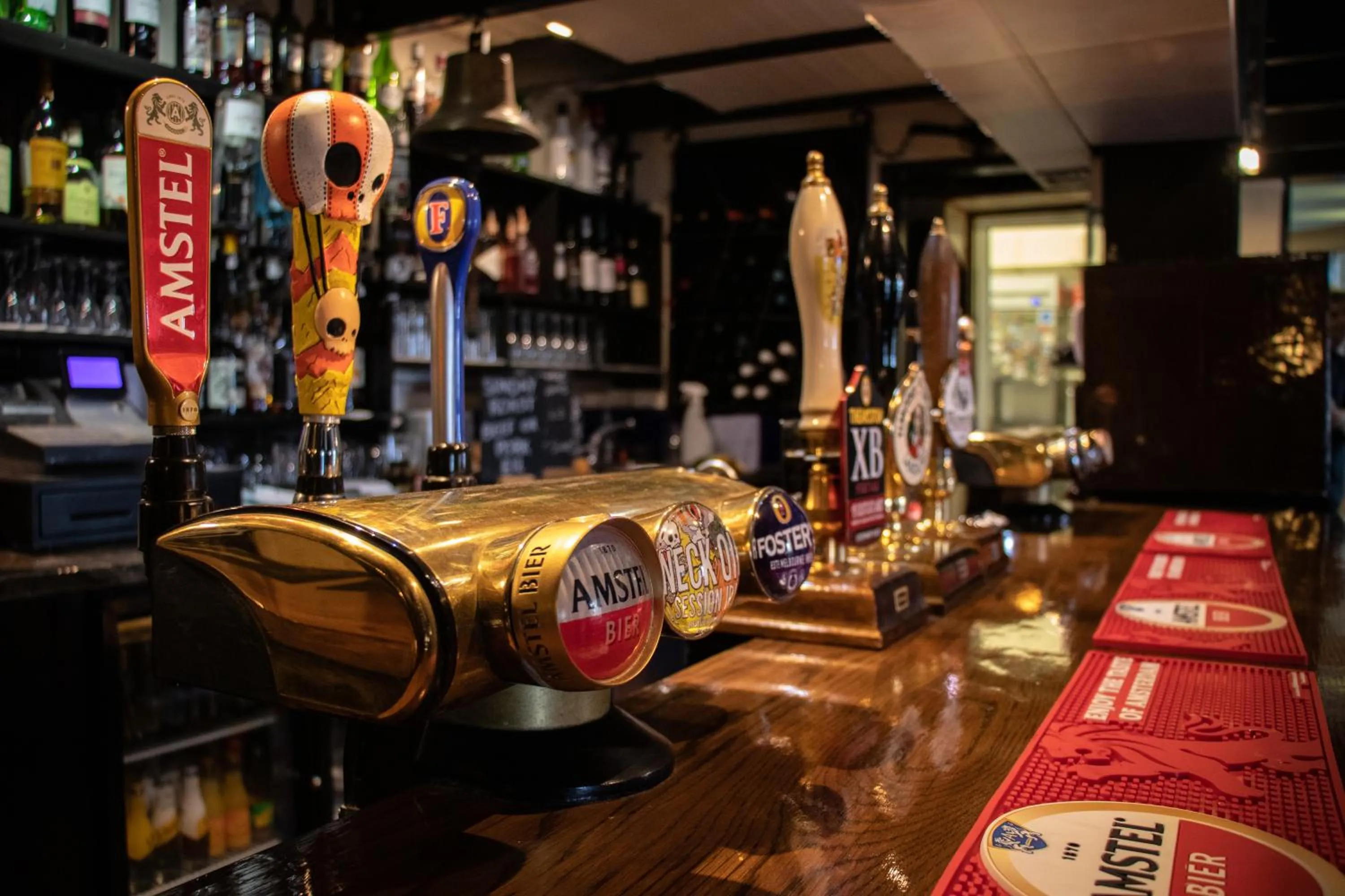 Lounge or bar in The Fox & Hounds Inn & Camping Pods