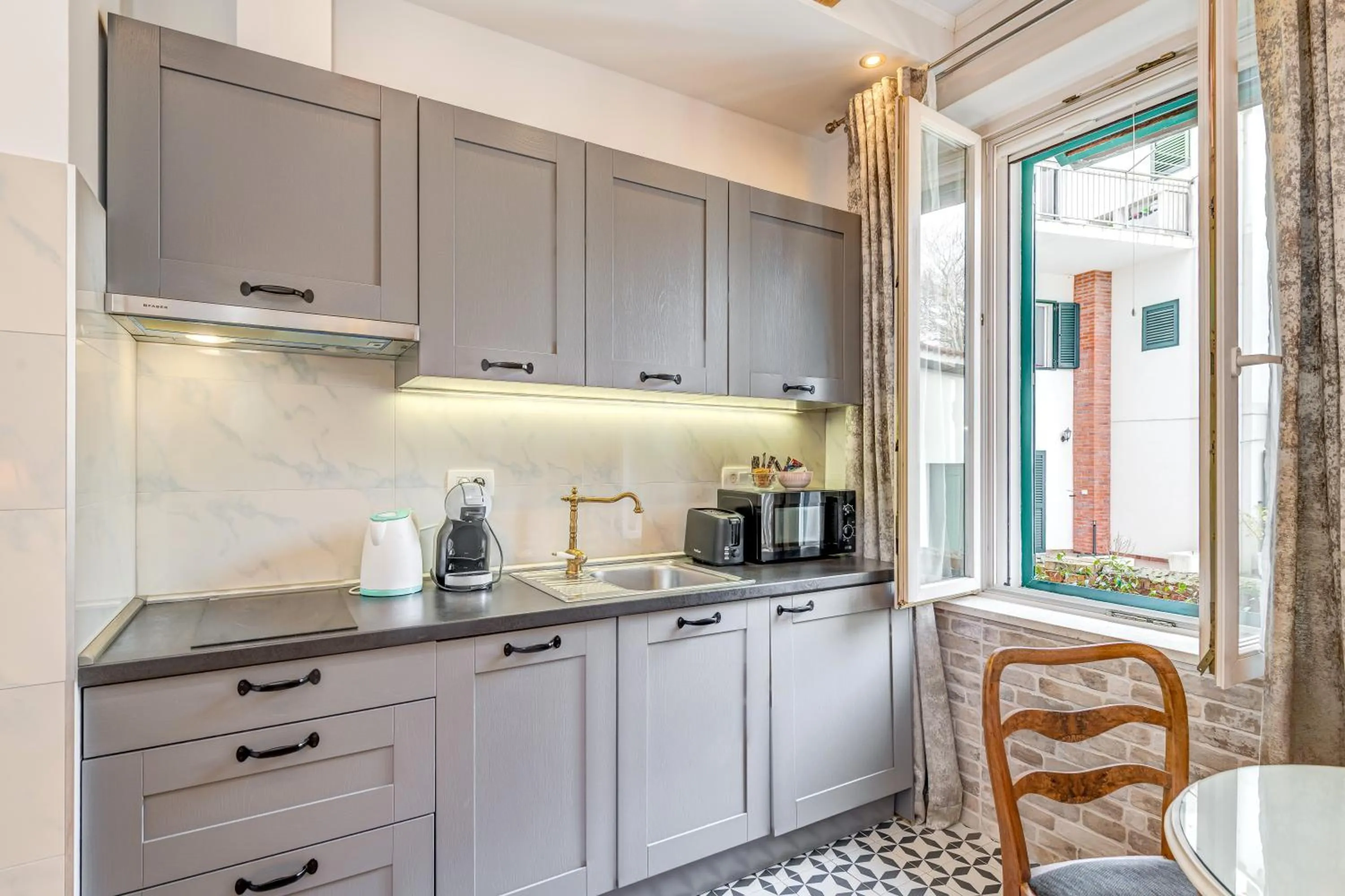 Coffee/tea facilities in Le Monde - Vintage Accommodation