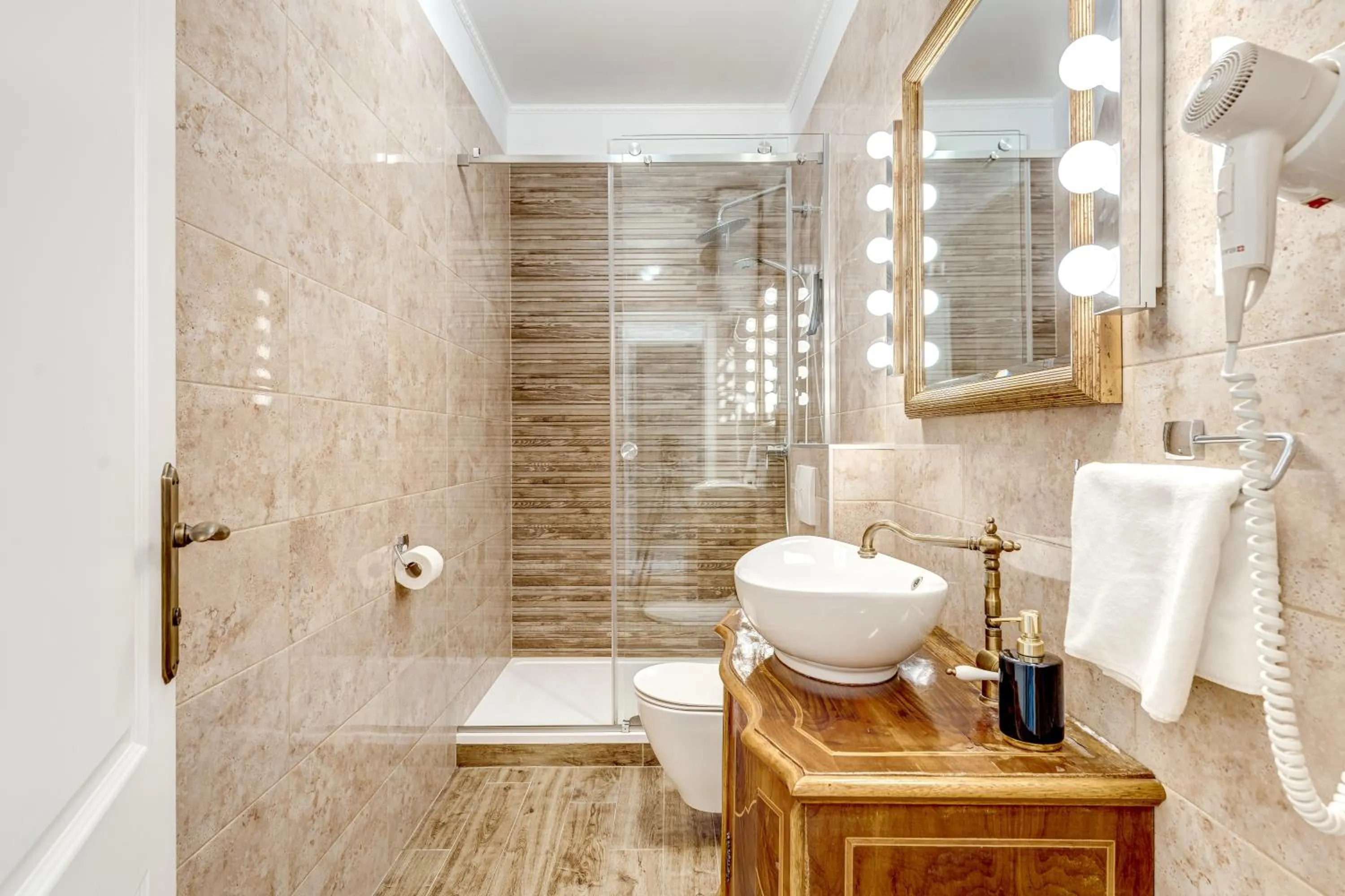 Shower in Le Monde - Vintage Accommodation