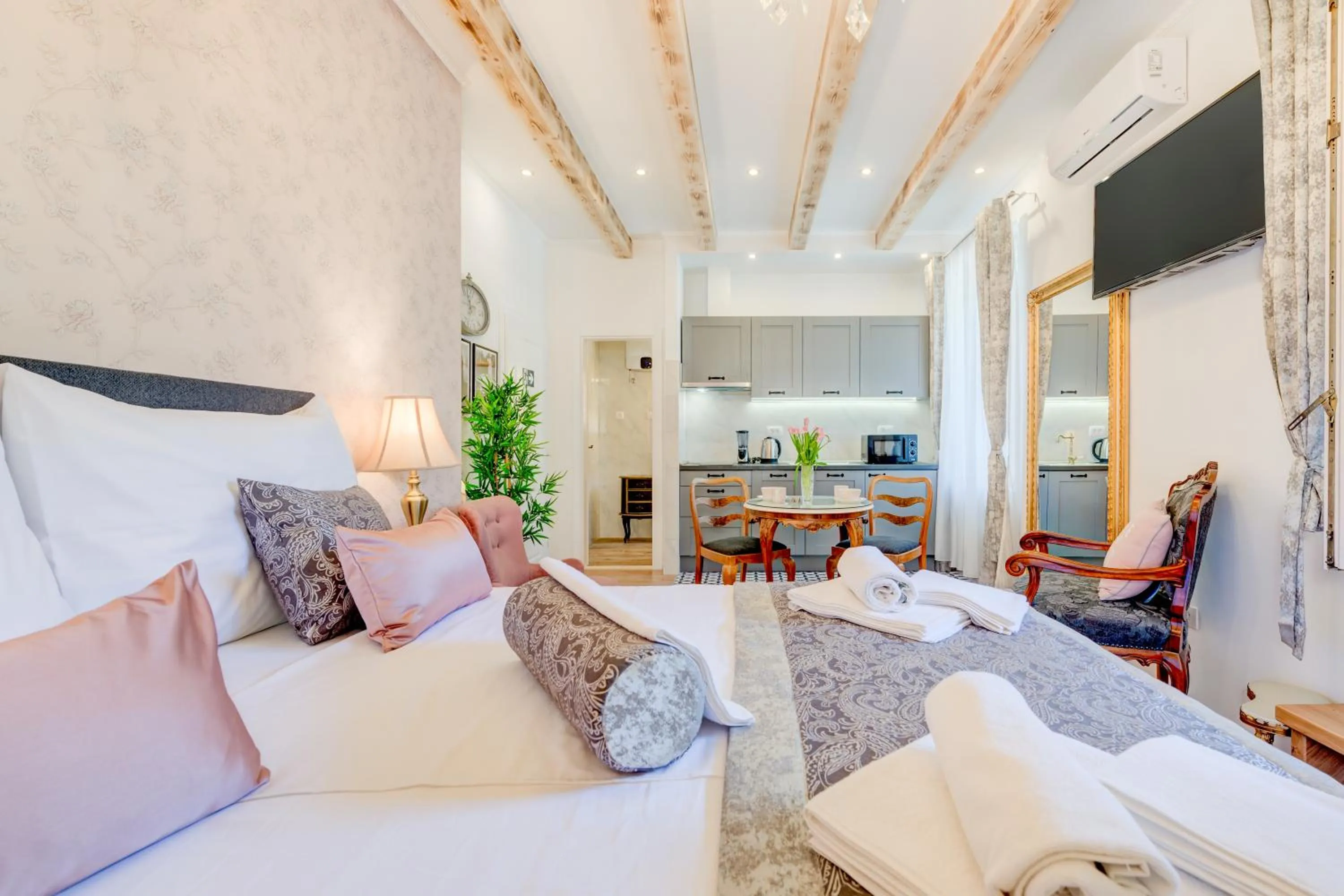 Living room, Bed in Le Monde - Vintage Accommodation